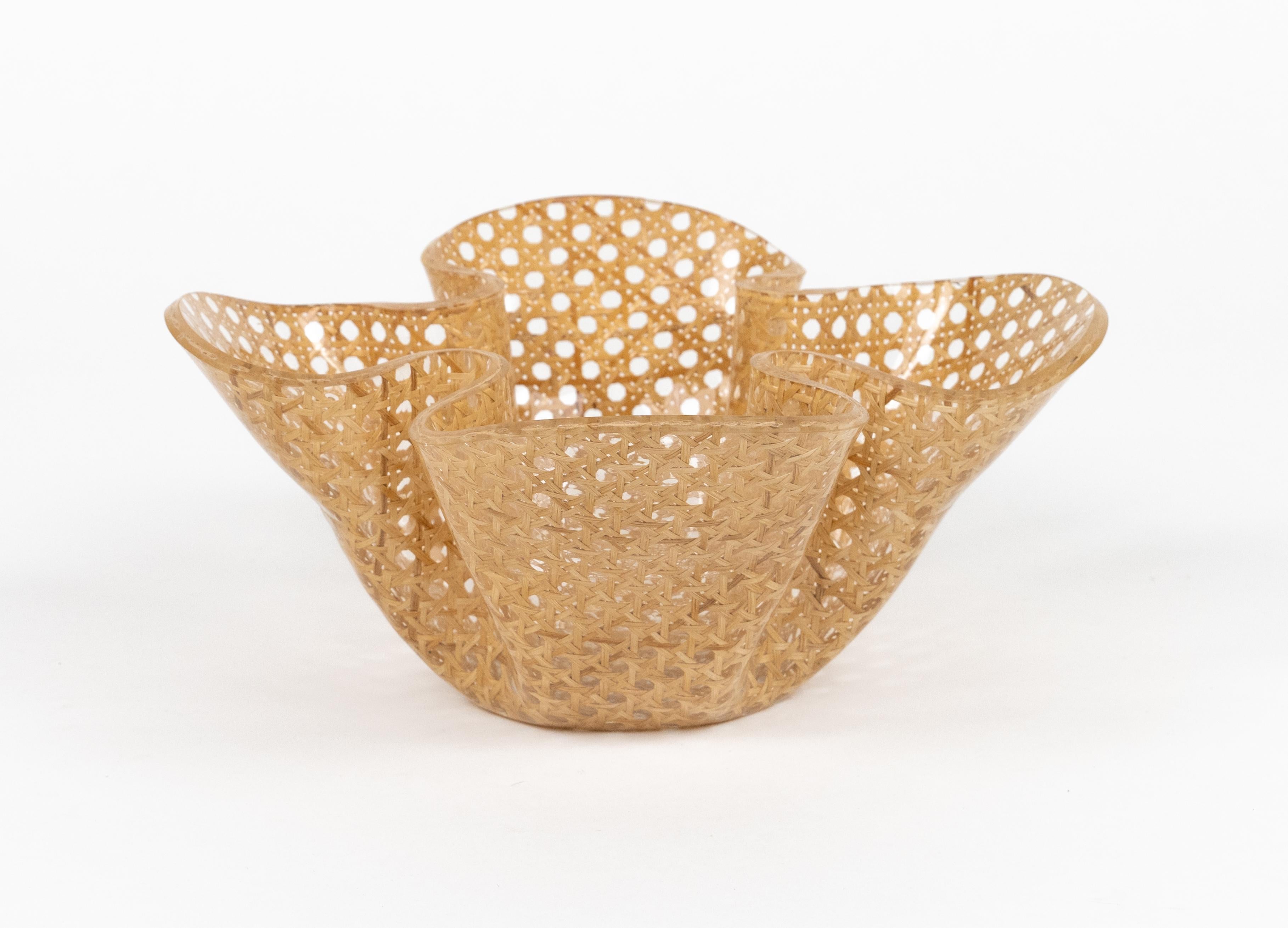 Vaso centrotavola in lucite e vimini del Medioevo in stile Christian Dior, Italia anni '70 In condizioni buone in vendita a Rome, IT