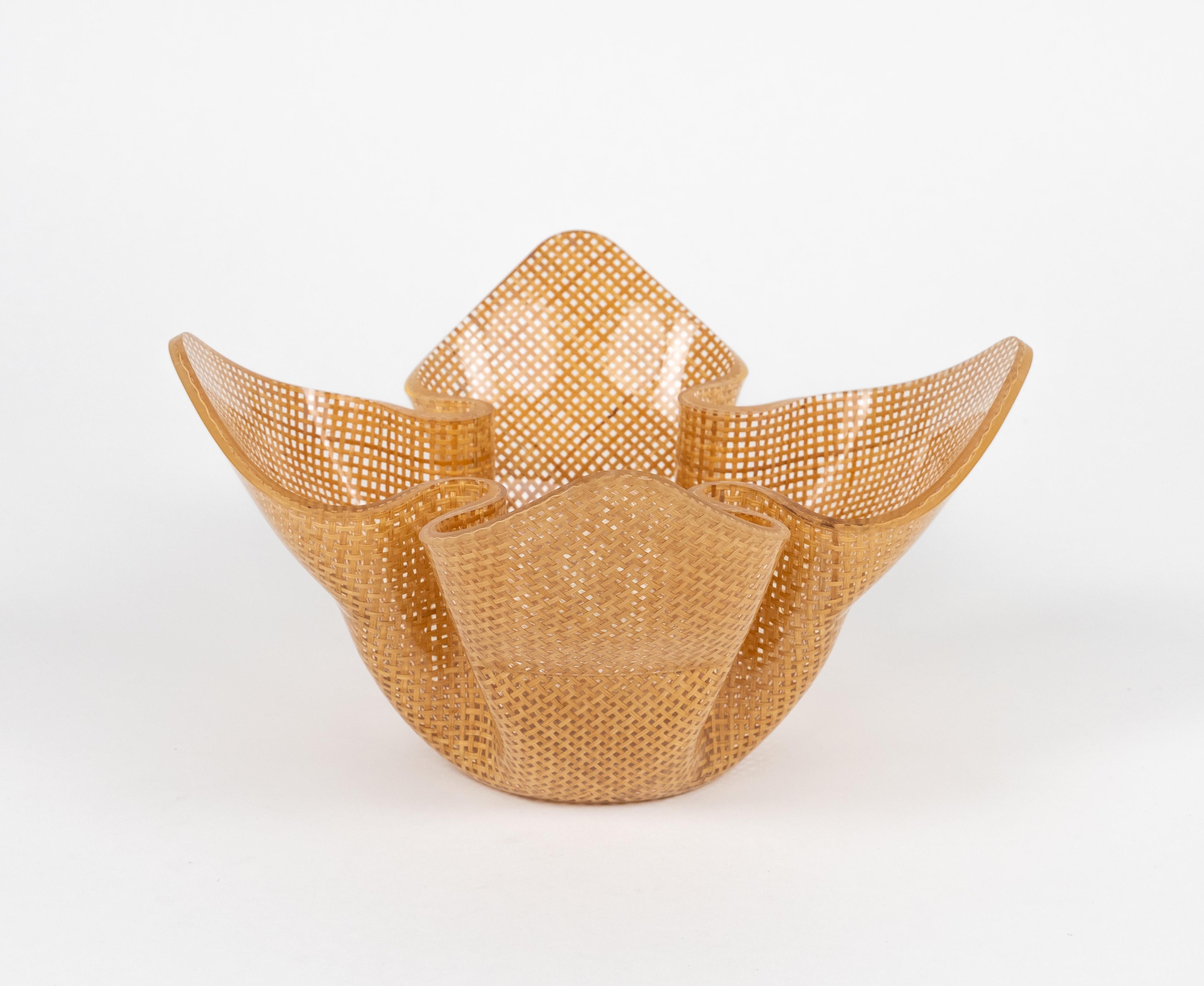 Vaso centrotavola in lucite e vimini del Medioevo in stile Christian Dior, Italia anni '70 in vendita 1