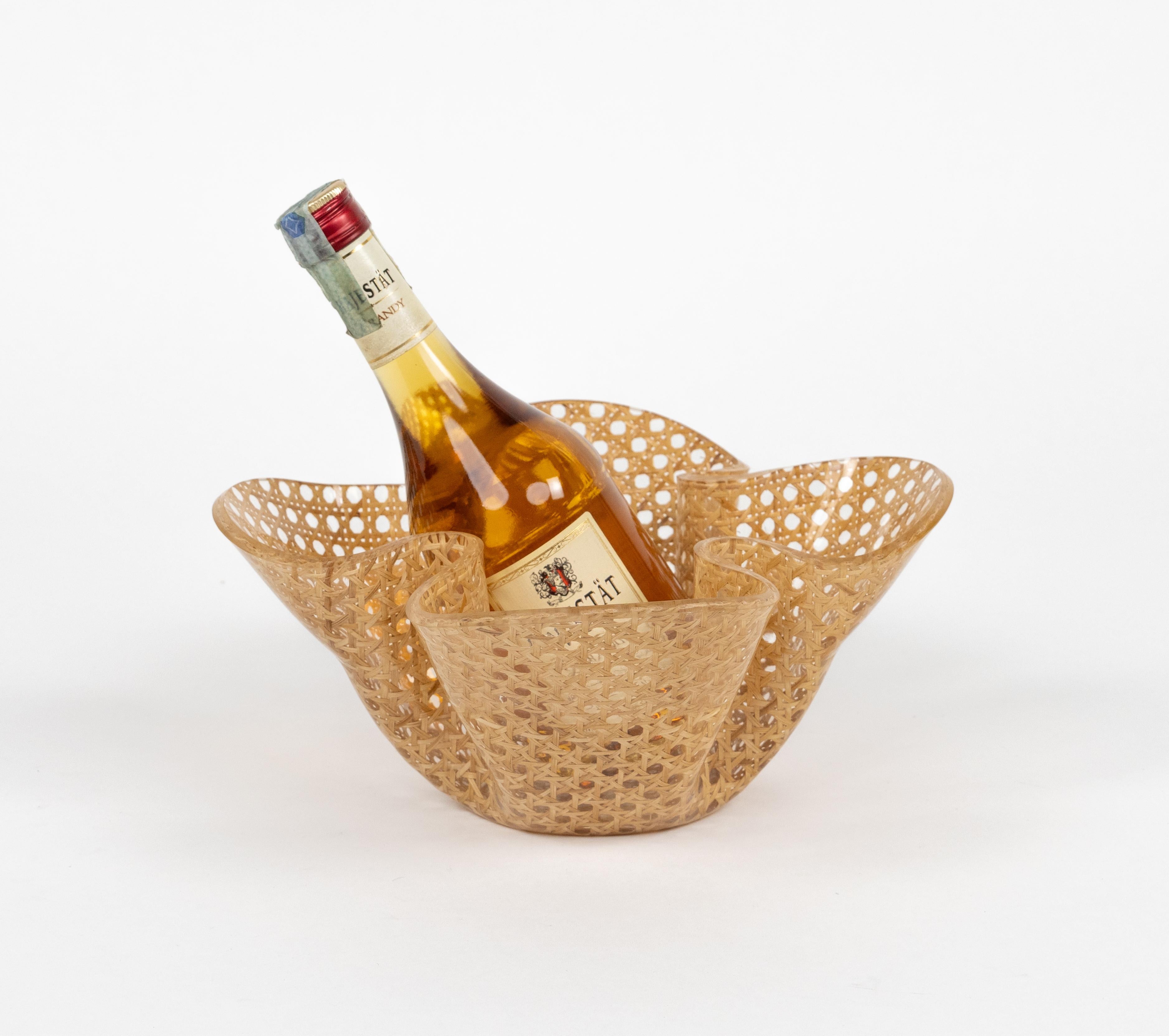 Vaso centrotavola in lucite e vimini del Medioevo in stile Christian Dior, Italia anni '70 in vendita 2
