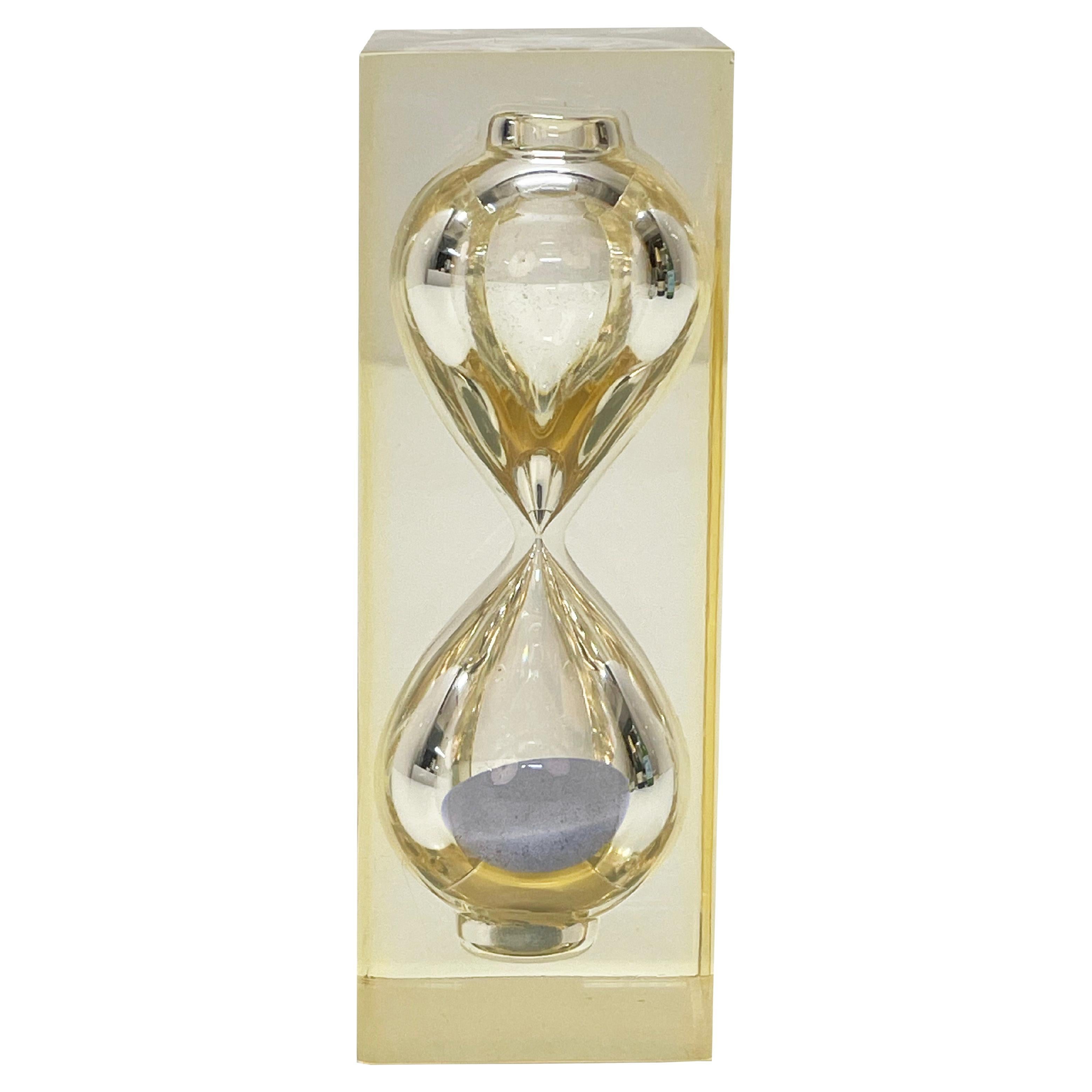 Amazing midcentury hourglass in bubble lucite with straight external lines. This fantastic item was produced in Italy during the 1970s in the manner of Charles Hollis Jones. 

The 15-minute sand timer works perfectly and adds functionality to a