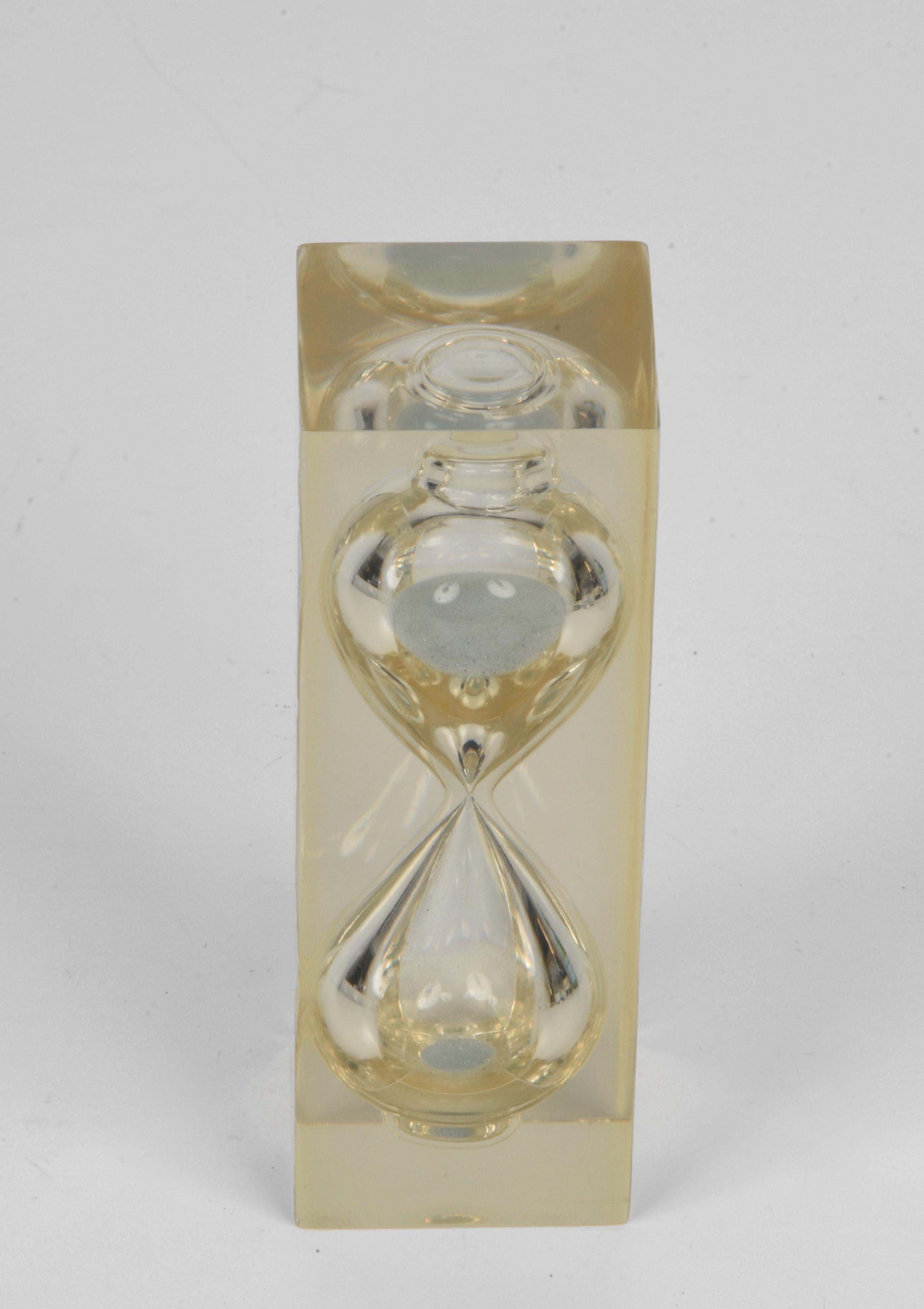 Midcentury Lucite Hourglass Sand Timer Sculpture After Charles Hollis Jones 1970 In Good Condition For Sale In Roma, IT