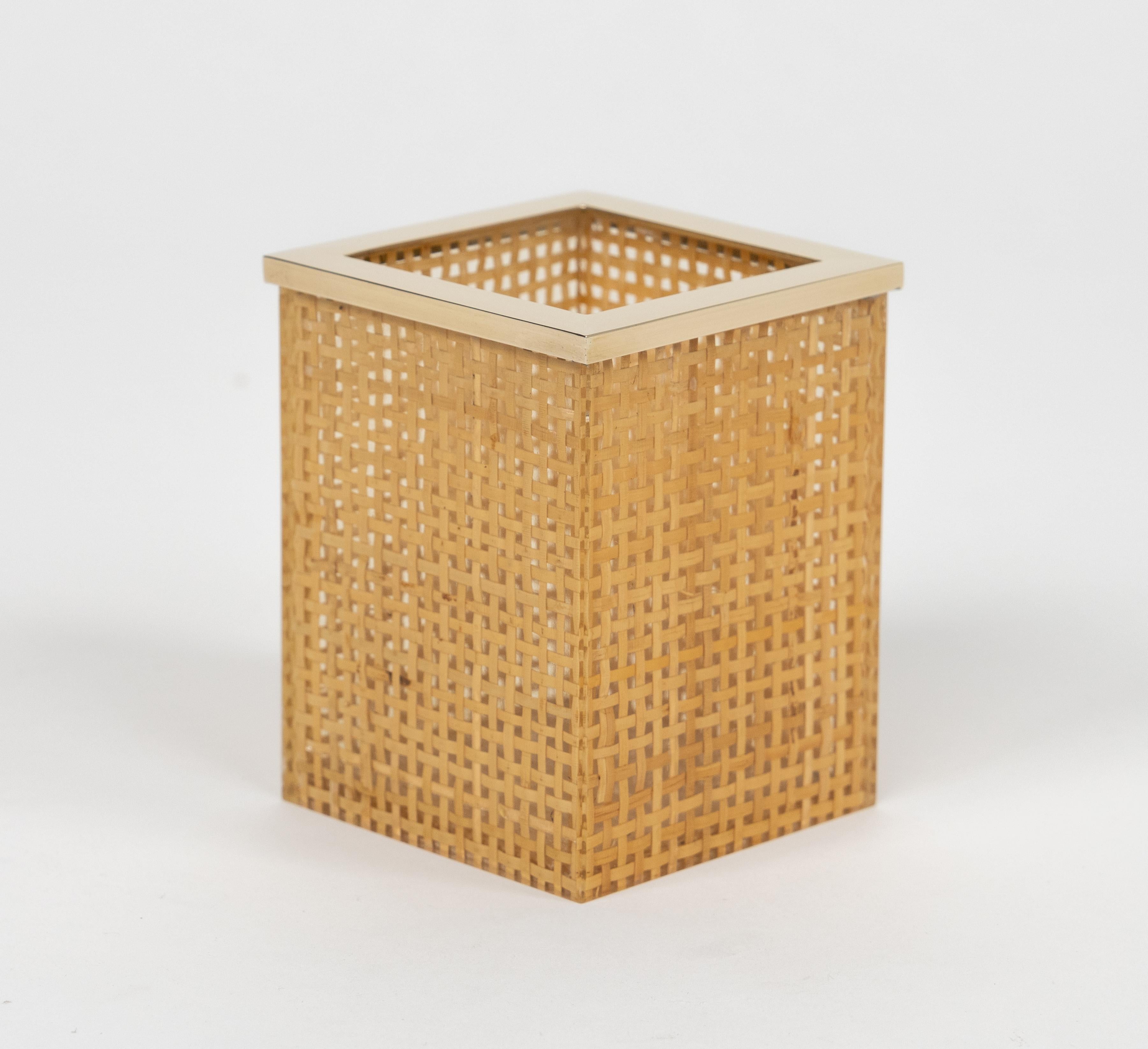 Stifthalter aus der Mitte des Jahrhunderts aus Lucit, Rattan und Messing im Stil von Christian Dior, Italien 1970er im Angebot 3