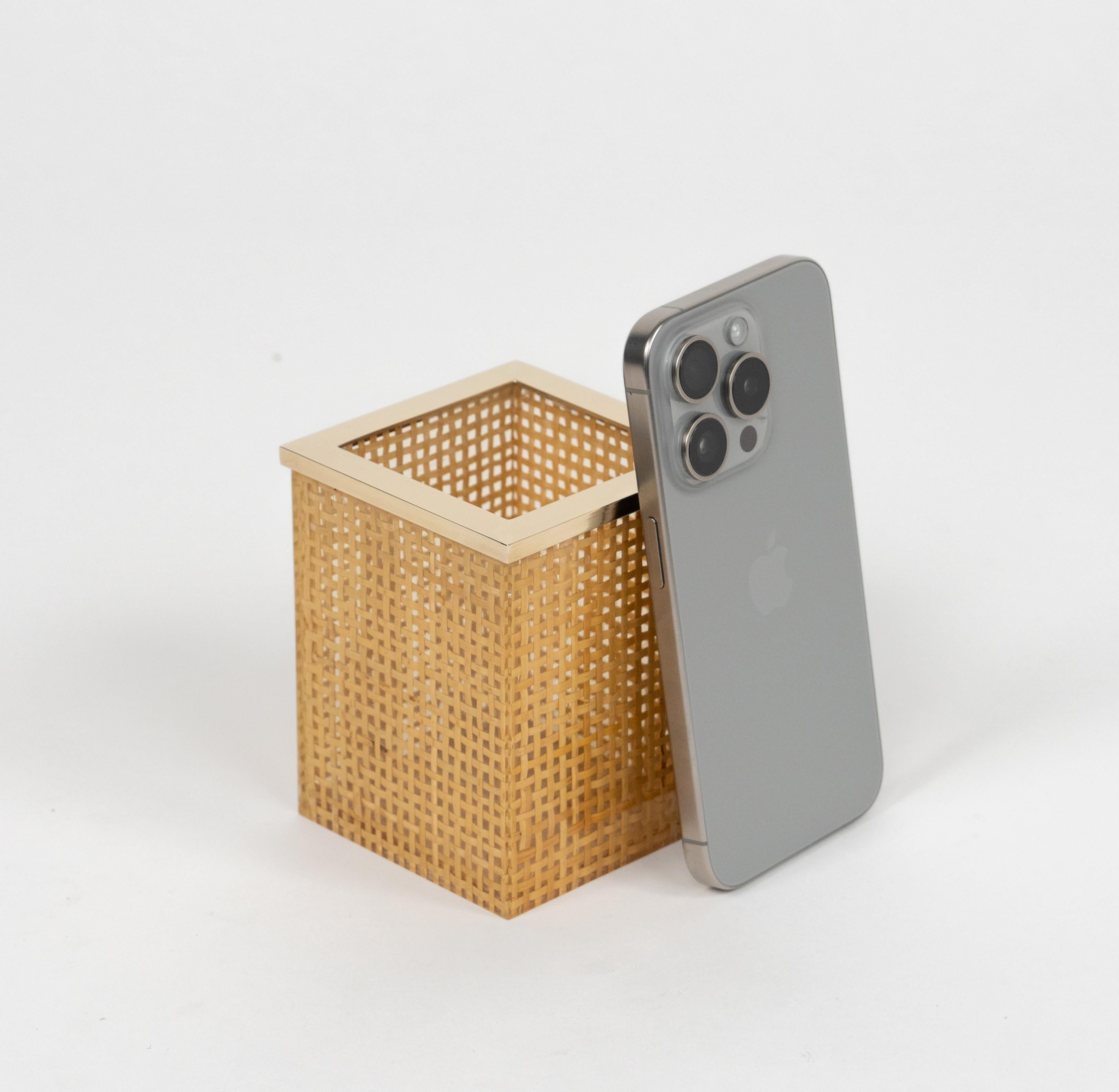 Stifthalter aus der Mitte des Jahrhunderts aus Lucit, Rattan und Messing im Stil von Christian Dior, Italien 1970er im Angebot 5