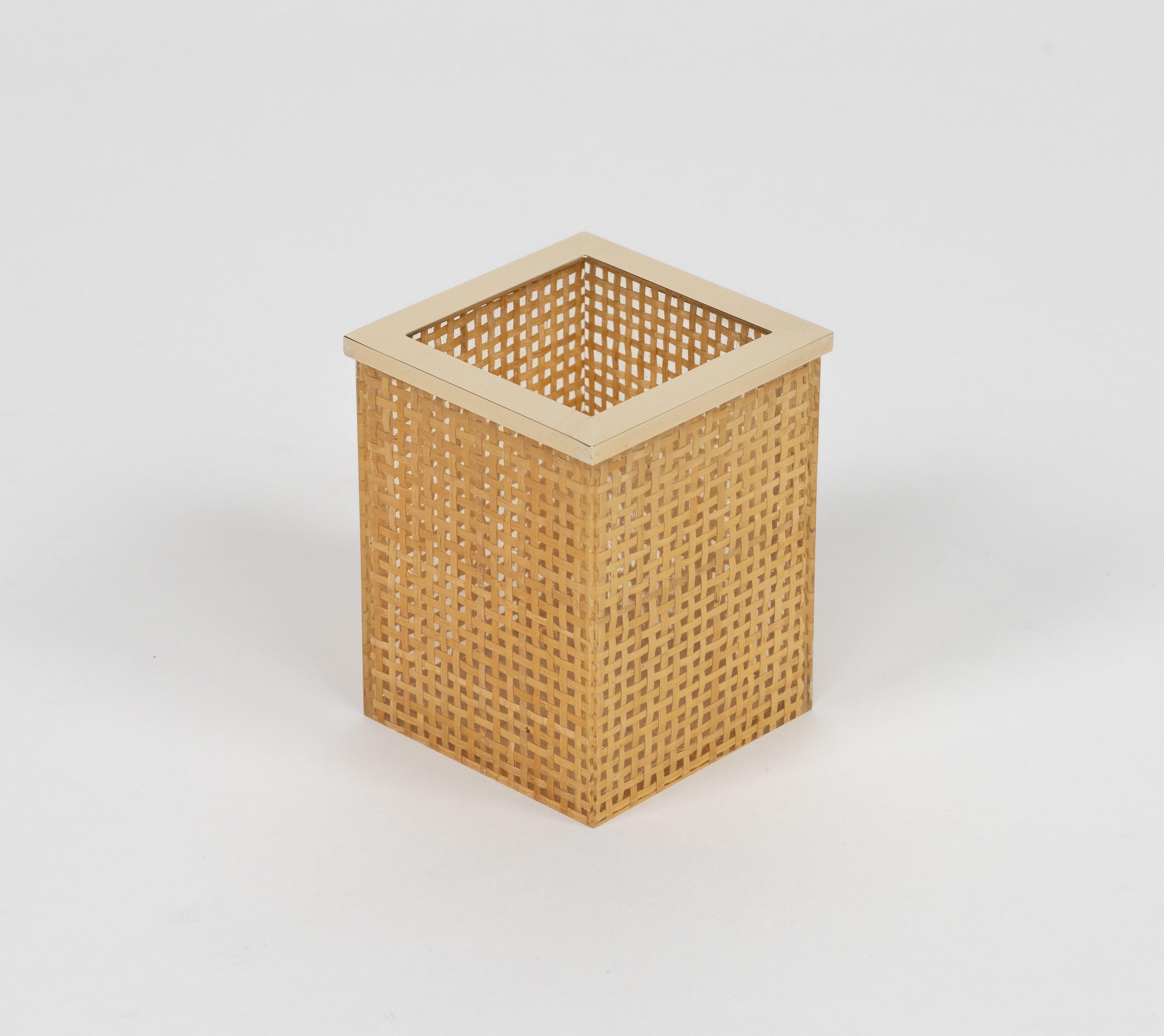Schöner Stifthalter oder Schale aus der Mitte des Jahrhunderts aus Lucit, Rattan und Messing im Stil von Christian Dior Home.  

Hergestellt in Italien in den 1970er Jahren.

Perfektes Schreibtischobjekt oder Geschenkidee.