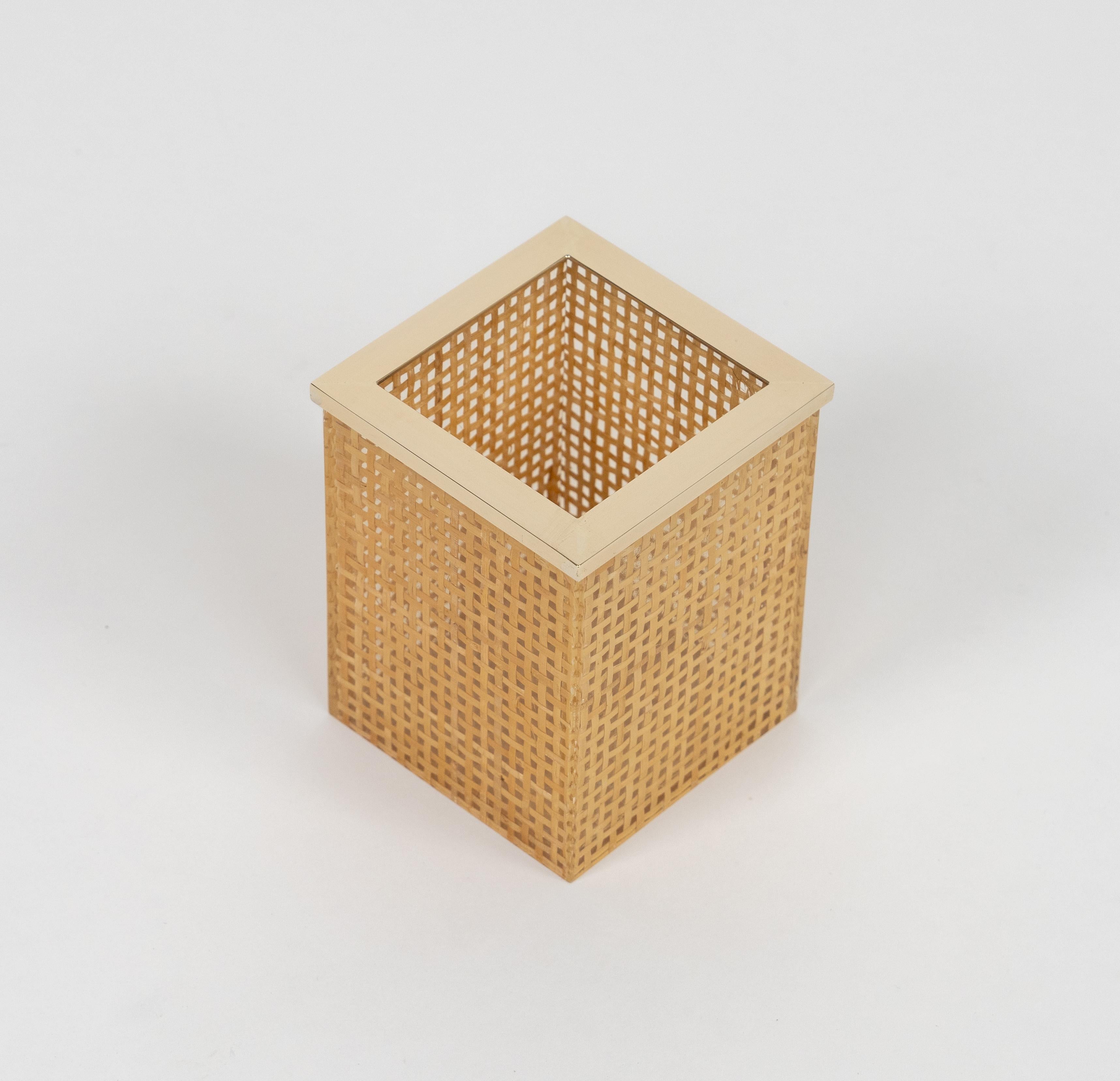 Stifthalter aus der Mitte des Jahrhunderts aus Lucit, Rattan und Messing im Stil von Christian Dior, Italien 1970er (Moderne der Mitte des Jahrhunderts) im Angebot