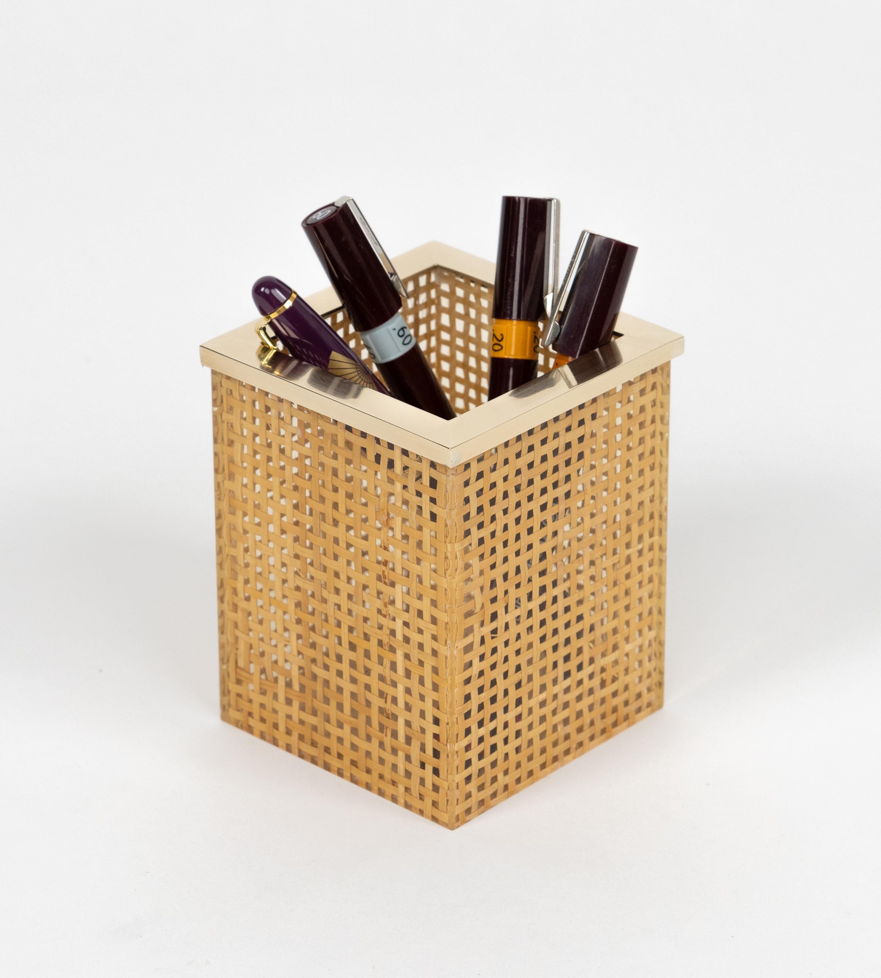 Stifthalter aus der Mitte des Jahrhunderts aus Lucit, Rattan und Messing im Stil von Christian Dior, Italien 1970er im Zustand „Gut“ im Angebot in Rome, IT