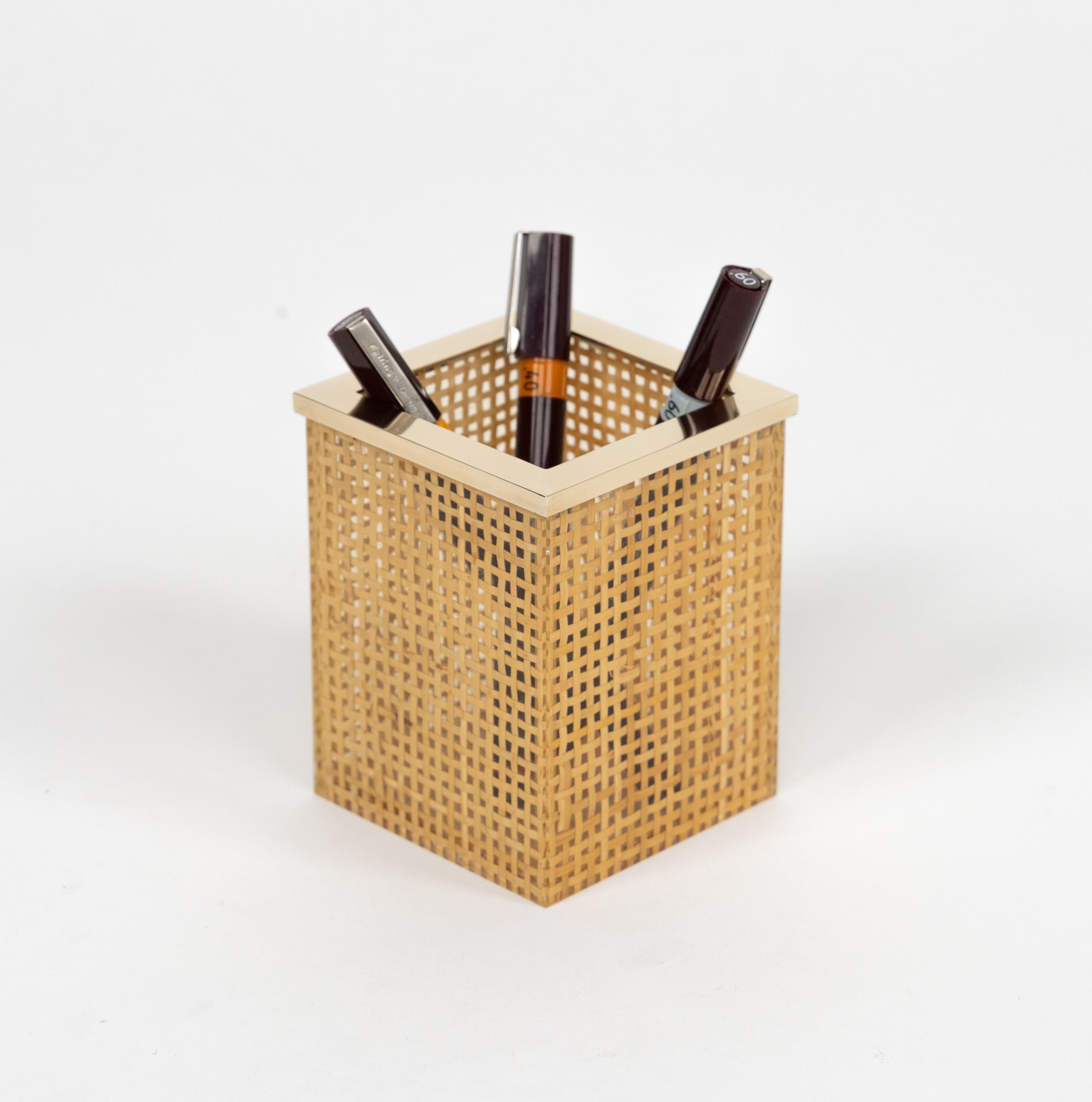 Stifthalter aus der Mitte des Jahrhunderts aus Lucit, Rattan und Messing im Stil von Christian Dior, Italien 1970er (Ende des 20. Jahrhunderts) im Angebot