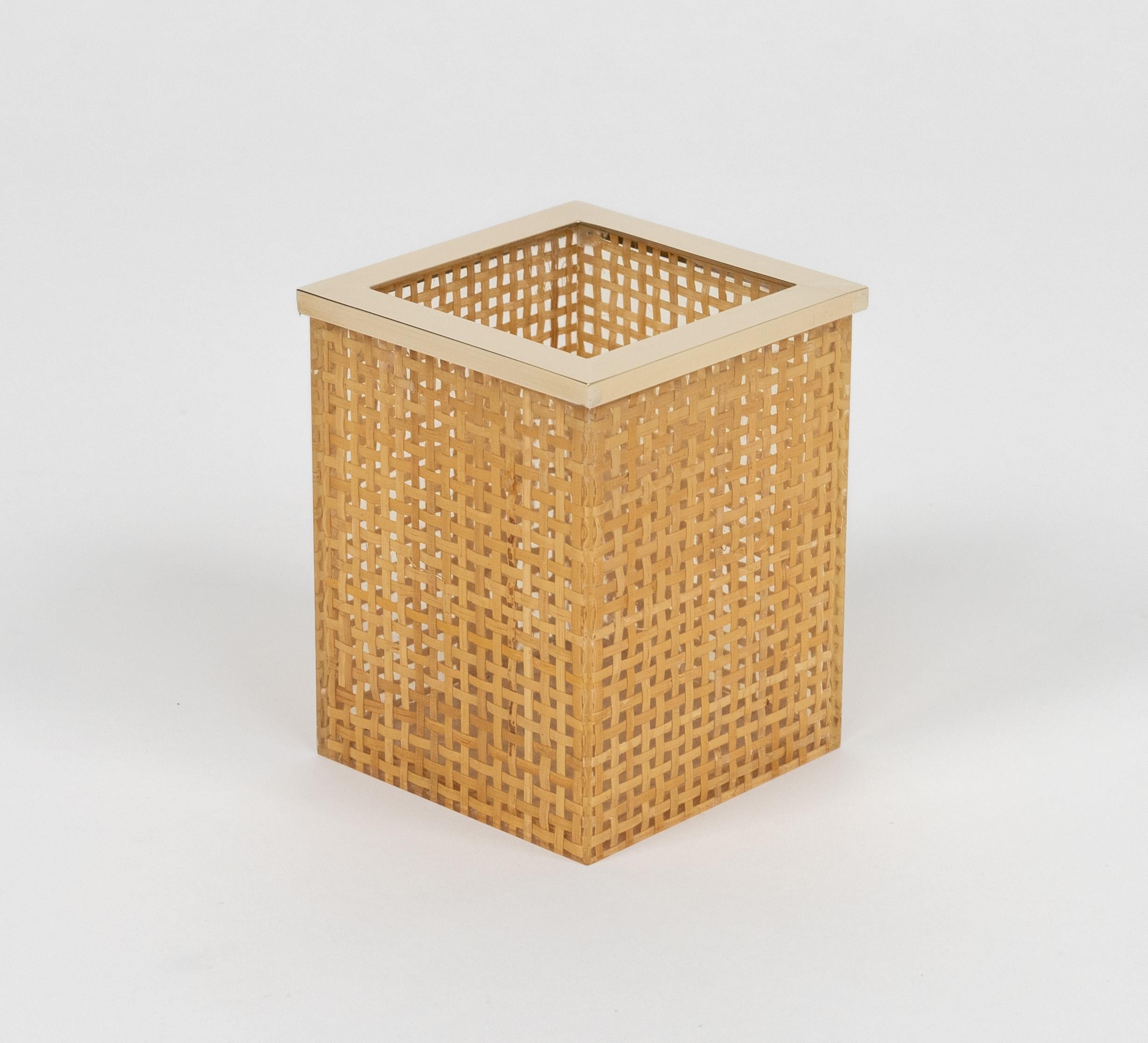 Stifthalter aus der Mitte des Jahrhunderts aus Lucit, Rattan und Messing im Stil von Christian Dior, Italien 1970er (Metall) im Angebot