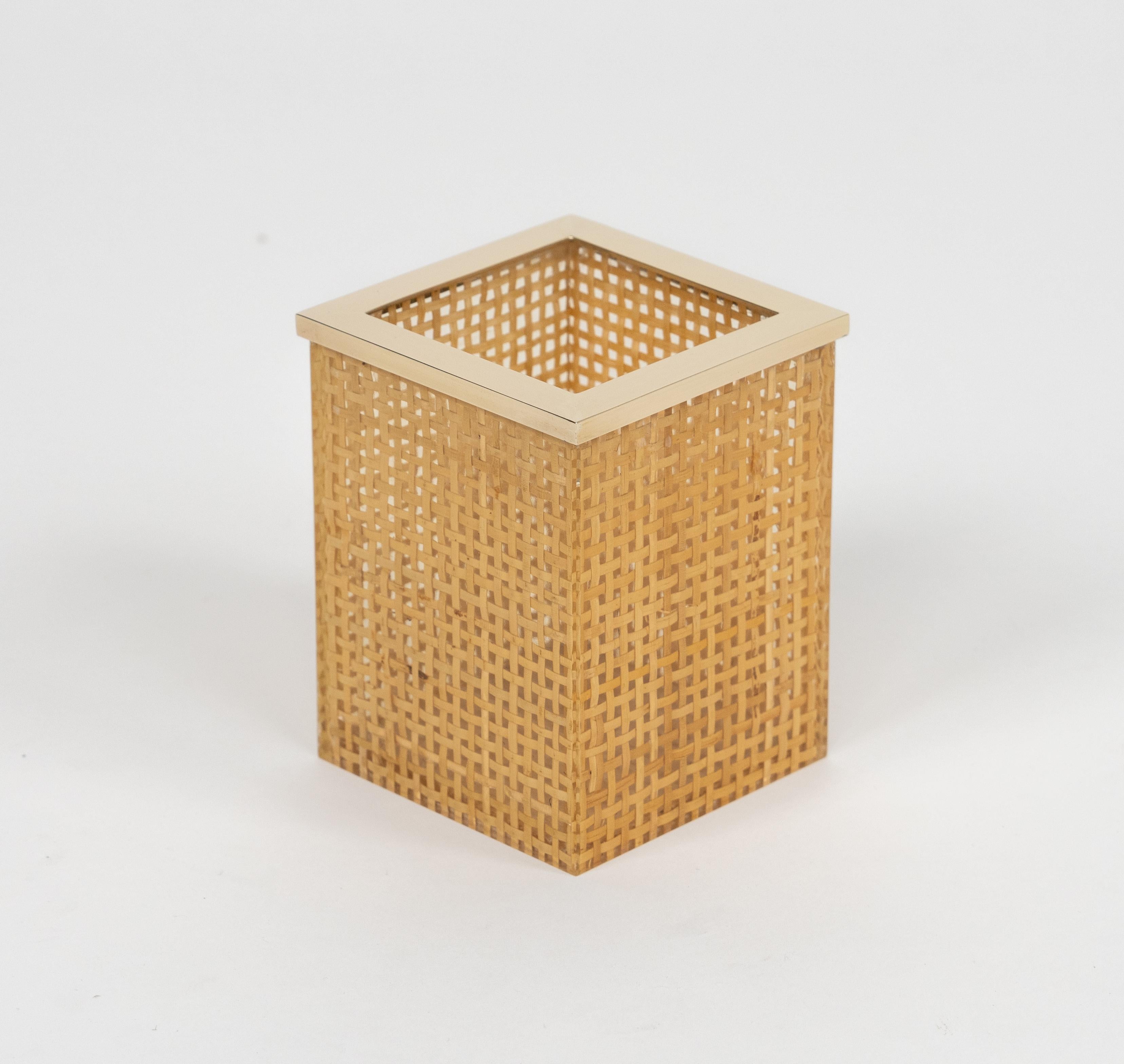 Stifthalter aus der Mitte des Jahrhunderts aus Lucit, Rattan und Messing im Stil von Christian Dior, Italien 1970er im Angebot 1
