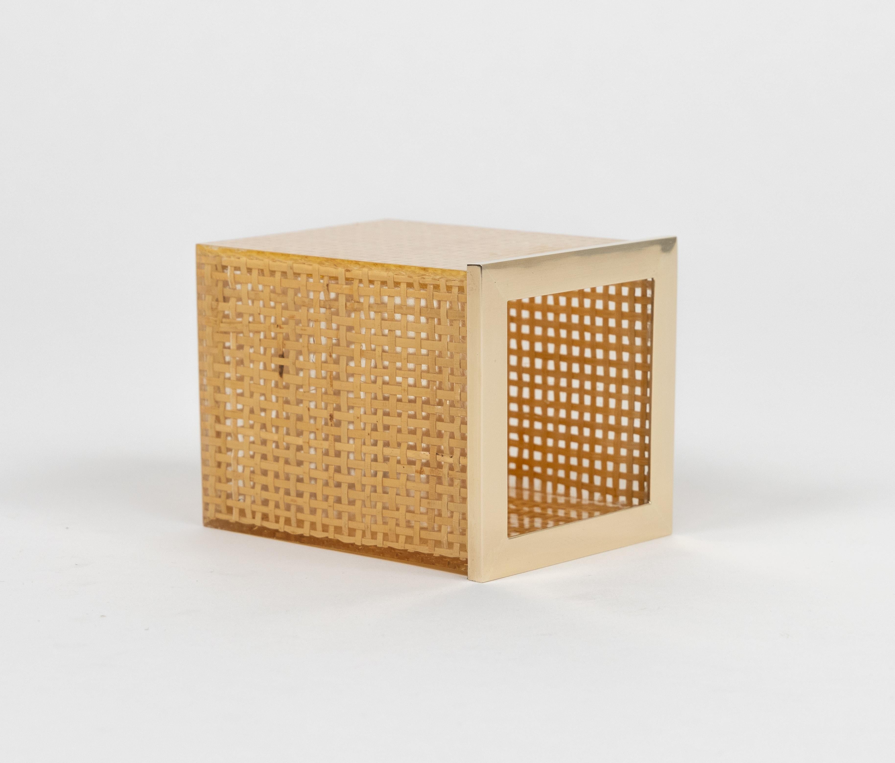 Stifthalter aus der Mitte des Jahrhunderts aus Lucit, Rattan und Messing im Stil von Christian Dior, Italien 1970er im Angebot 2