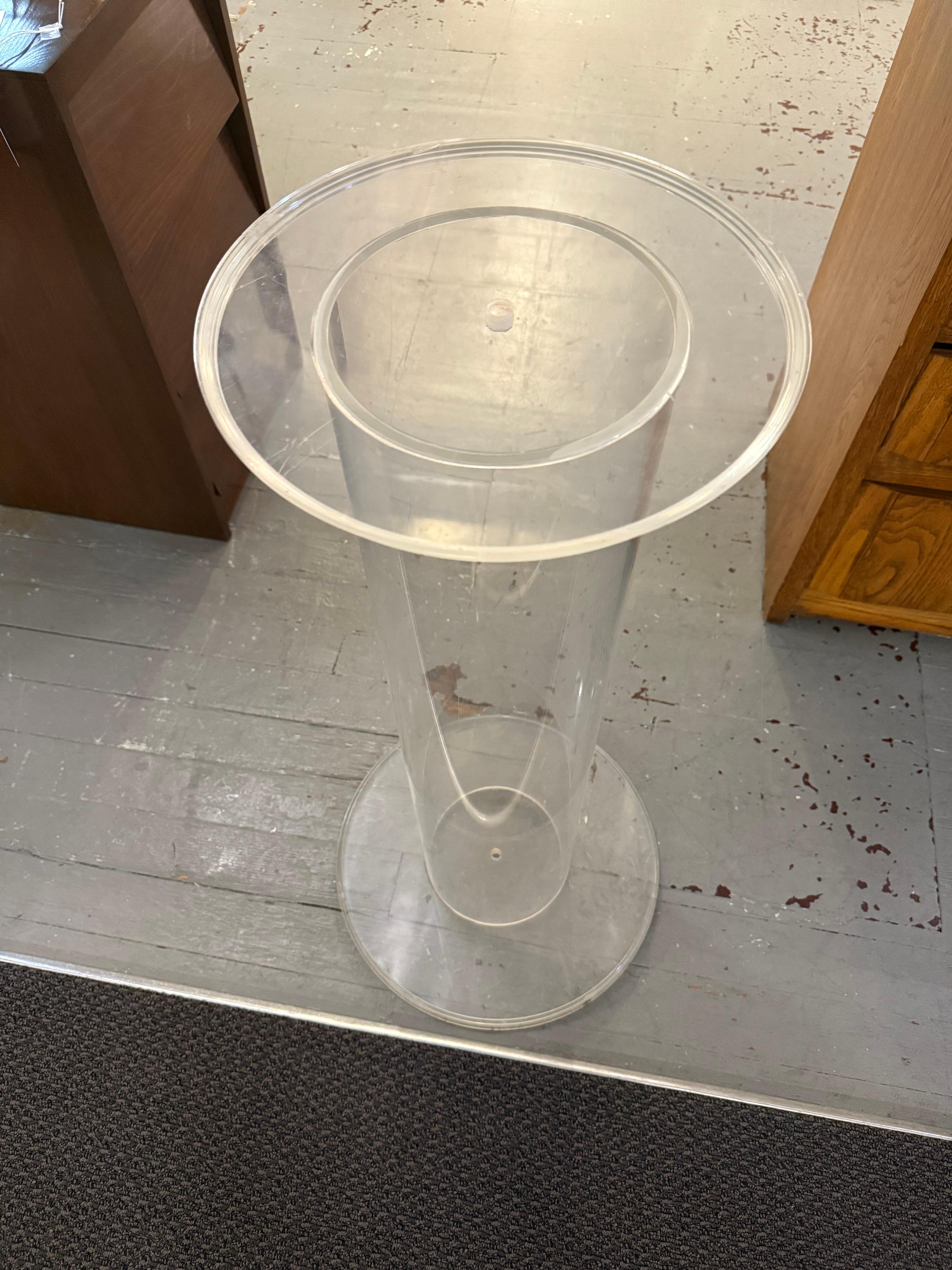 Midcentury Lucite Round Pedestal in the style of Charles Hollis Jones In Good Condition For Sale In Pasadena, CA