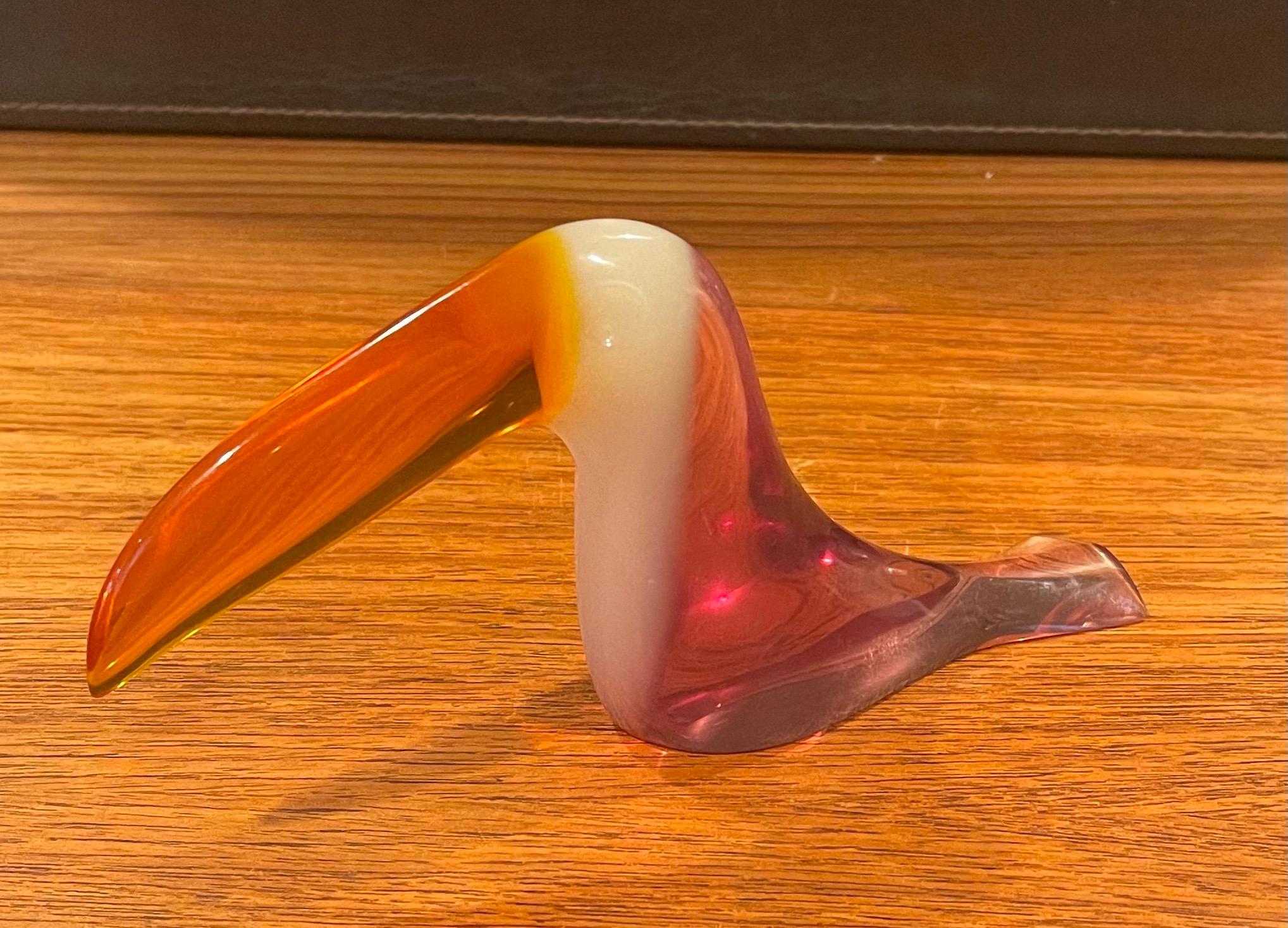 Lucite Scultura di tucano in lucite del Medioevo di Abraham Palatnik in vendita