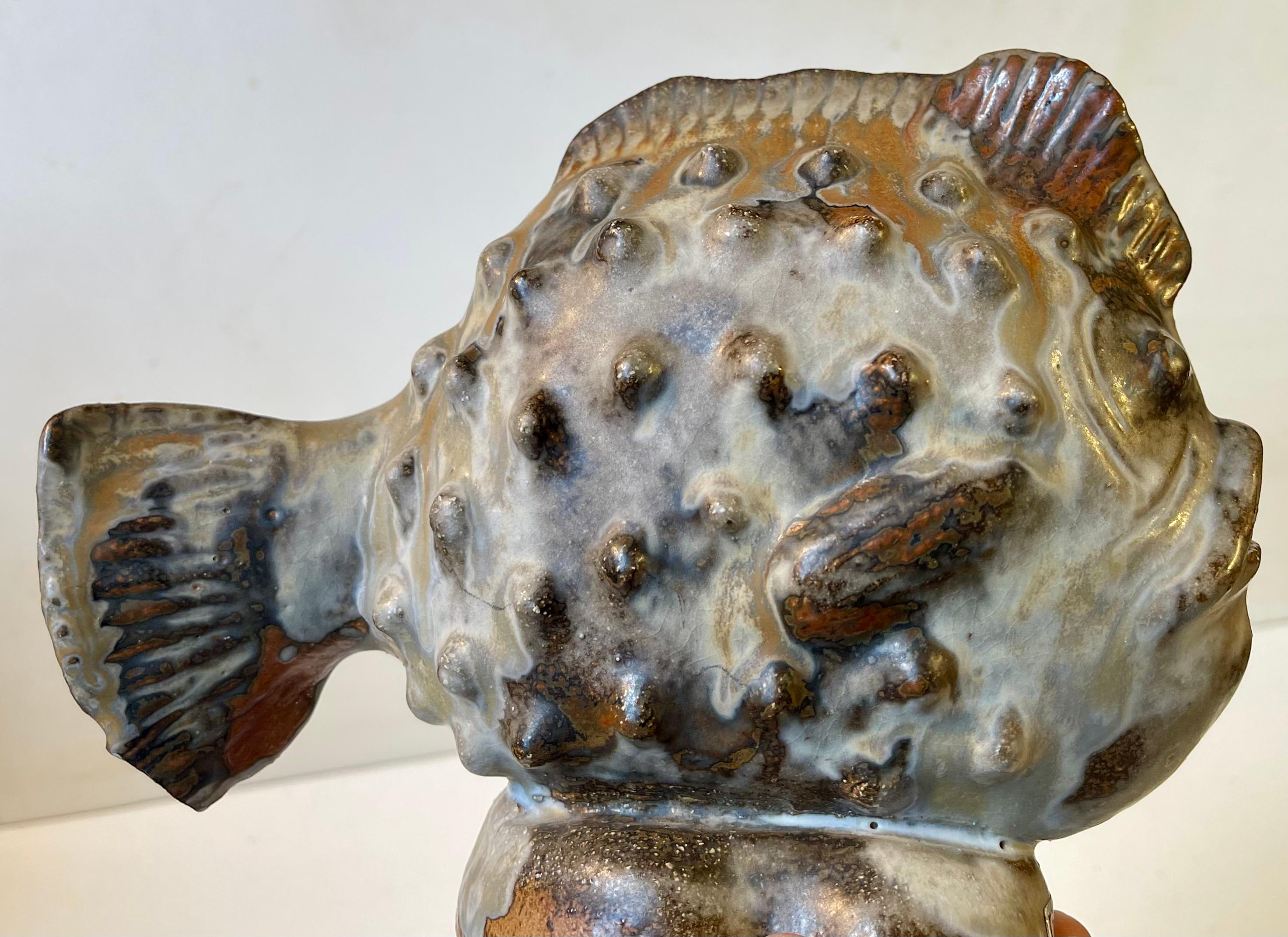 Mid-Century moderno Lumpfish di metà secolo in gres smaltato di Axella Denmark, anni '70 in vendita