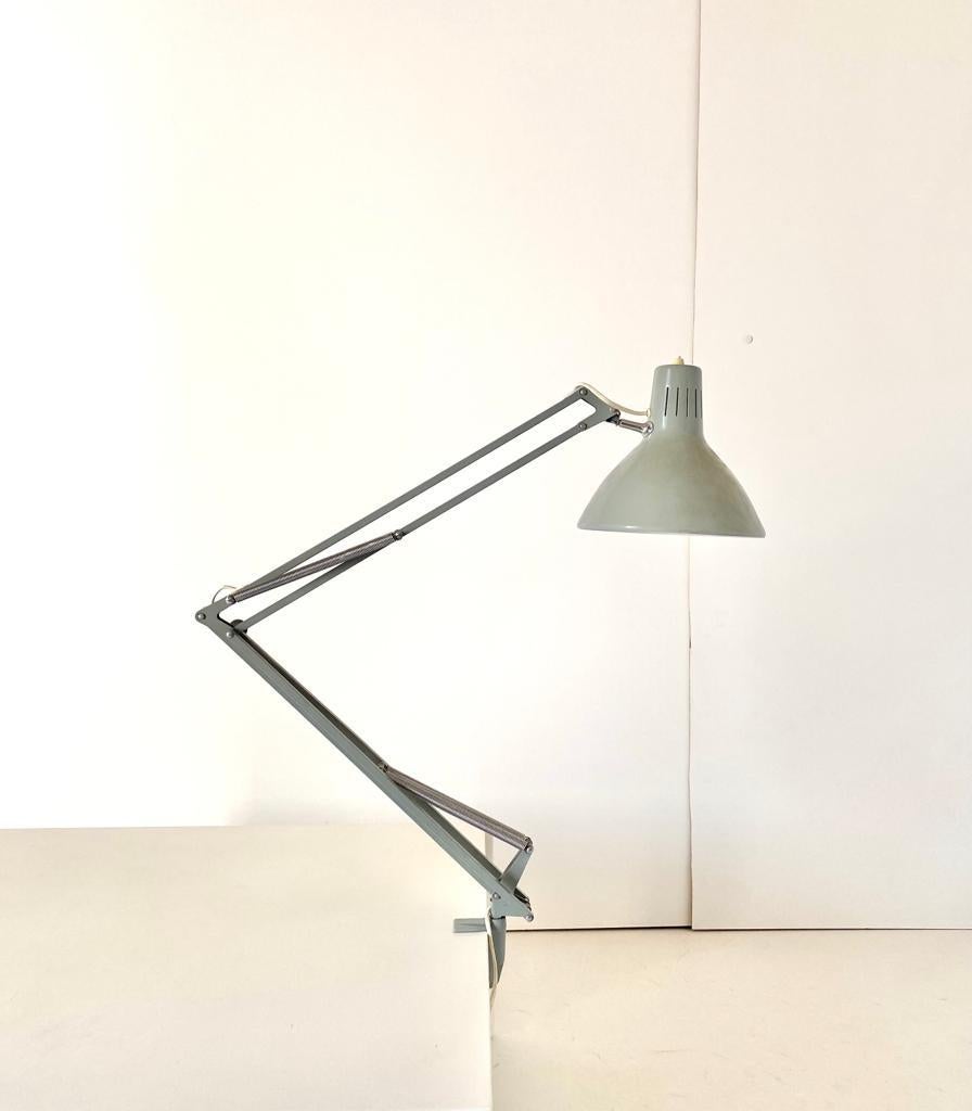 Magnifique lampe de table flexible Luxo, datant du milieu du siècle dernier. Couleur grise. I l est en très bon état et fonctionne parfaitement. 

