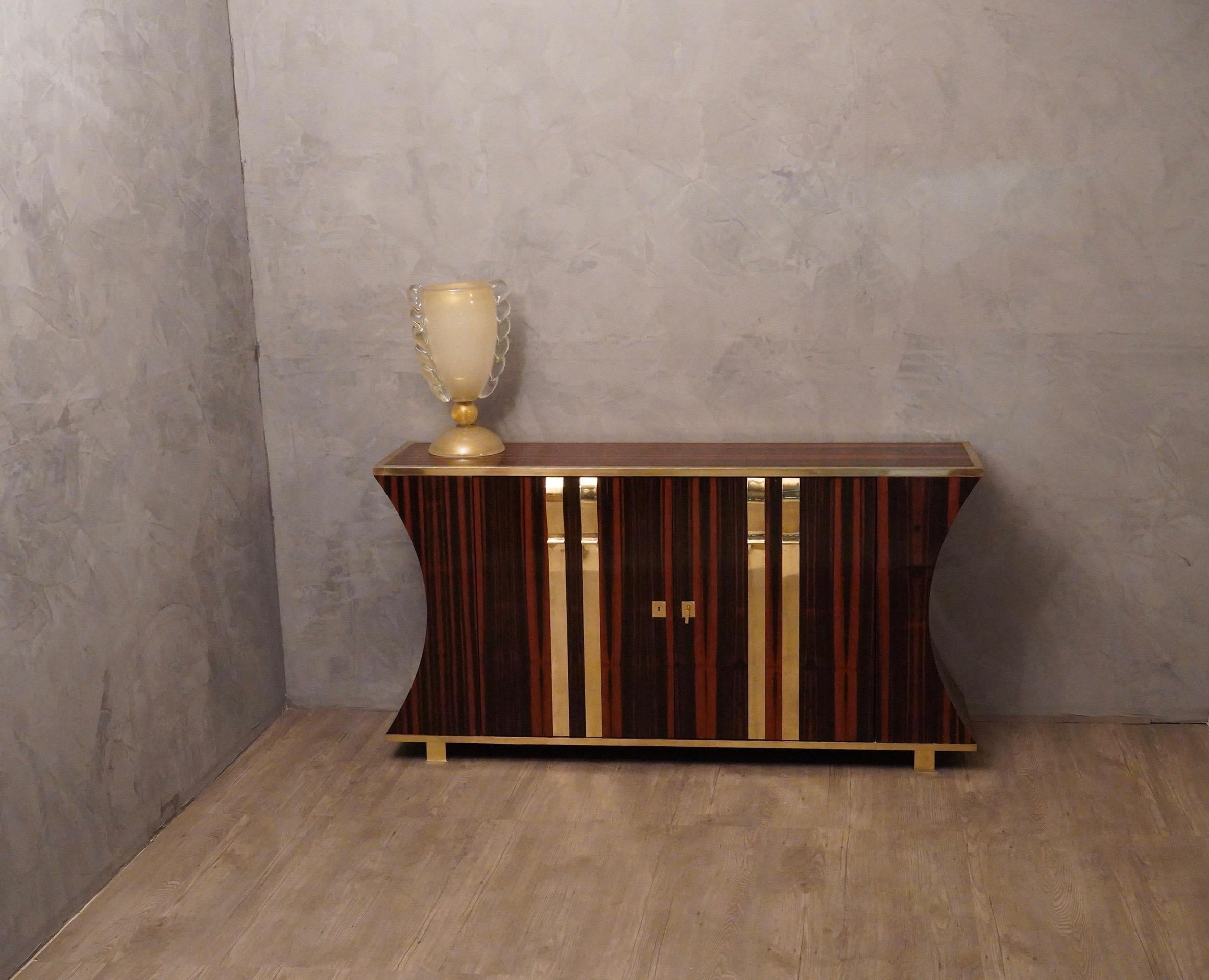 Superb sideboard with a purely Italian character, in the style of Paolo Buffa, Vittorio Dassi and Osvaldo Borsani. Also due to the fine selection of materials.

All veneered in Macassar wood, but with borders along the top and base in polished