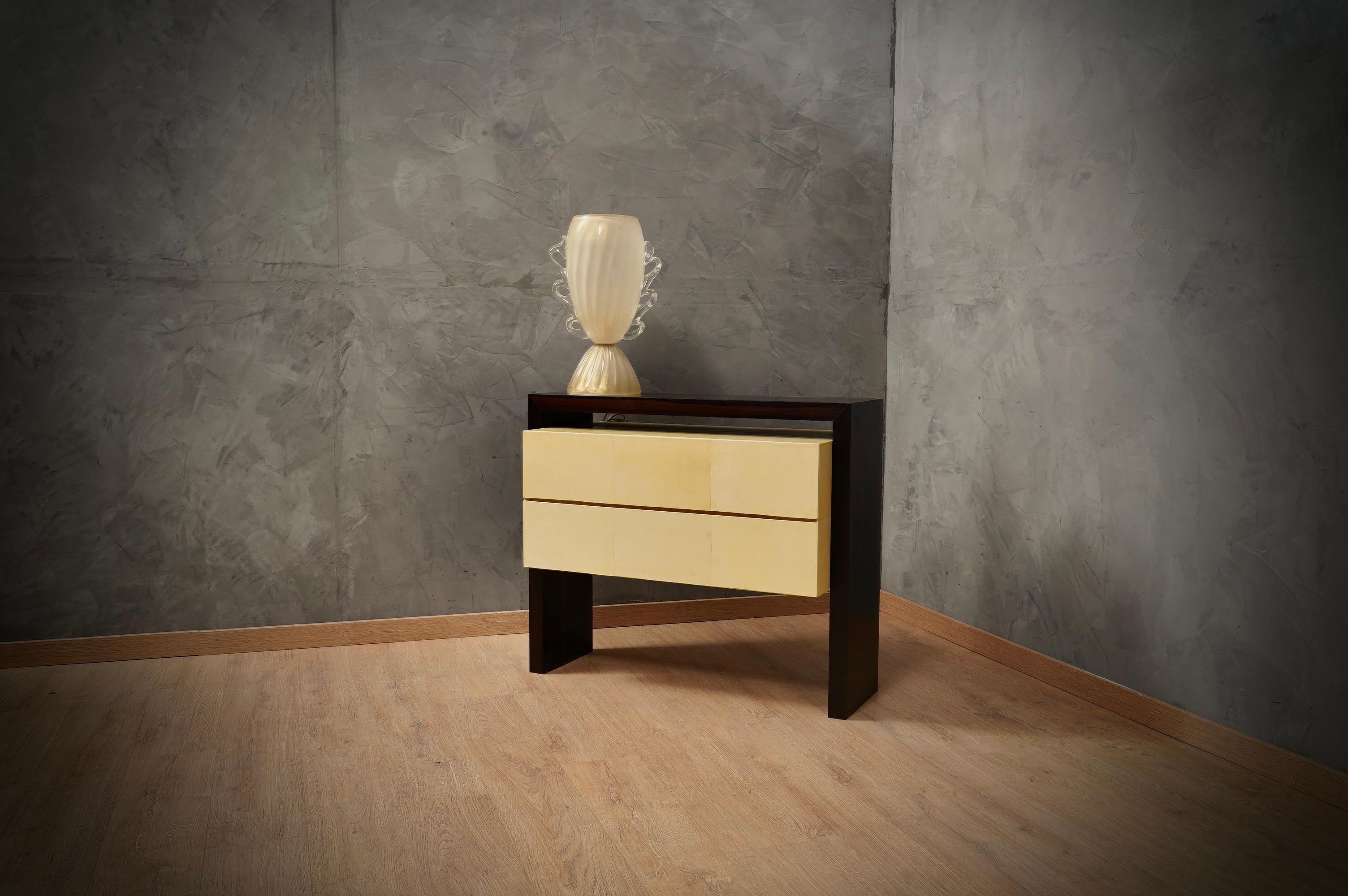 Perfekte Schlafzimmer Kommode alle Raffinesse und Stil sowohl für die Größe der gesamten Design und für die äußerste Sorgfalt für seine gesamte Oberfläche genommen.

Das schlichte, quadratische Design empfängt ein Furnier aus Makassarholz mit einem