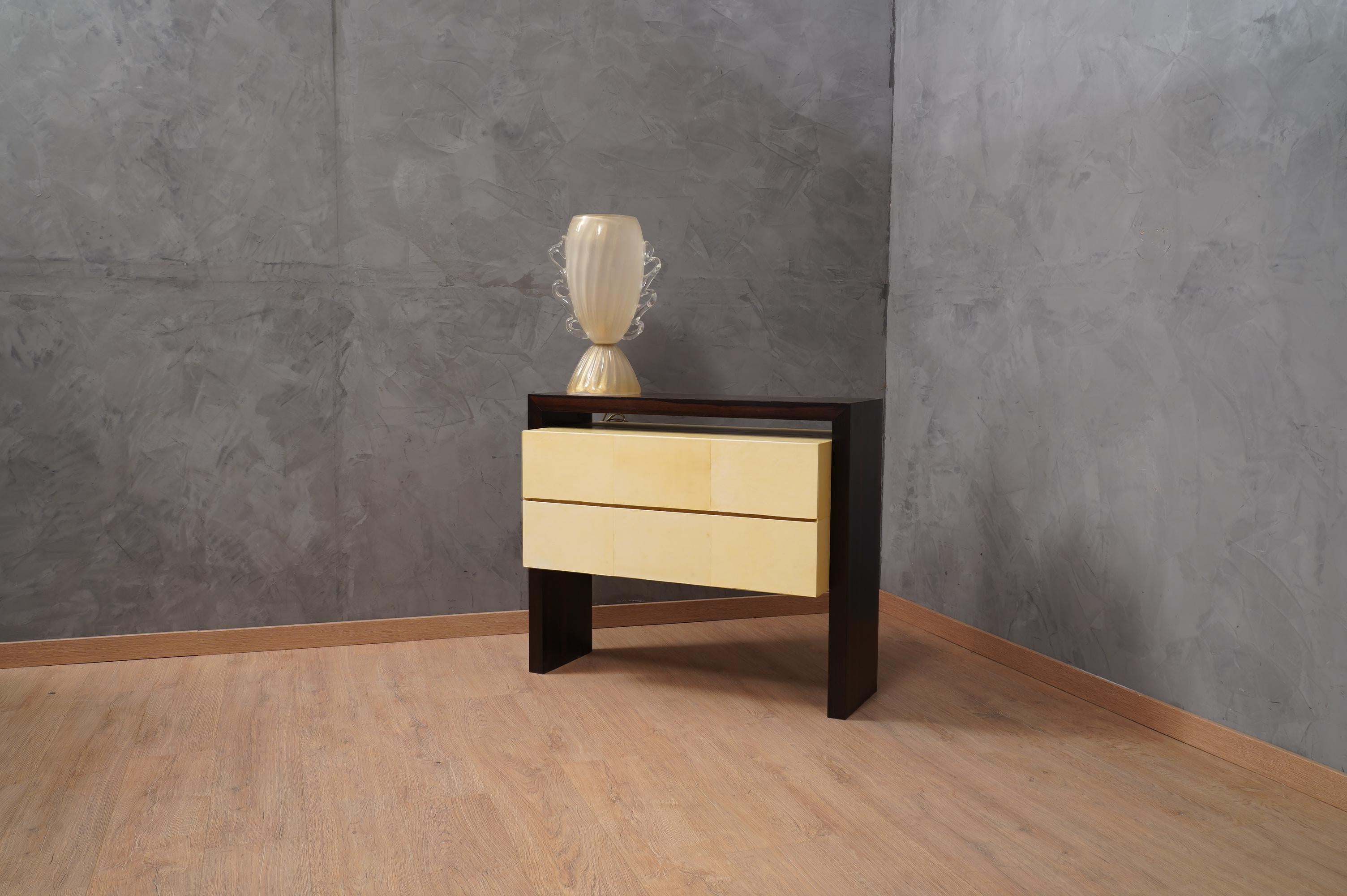 Perfect bedroom dresser all refinement and style both for the size of the entire design and for the utmost care taken for its entire finish.

A simple square design welcomes a Macassar wood veneer, with a central body positioned internally and