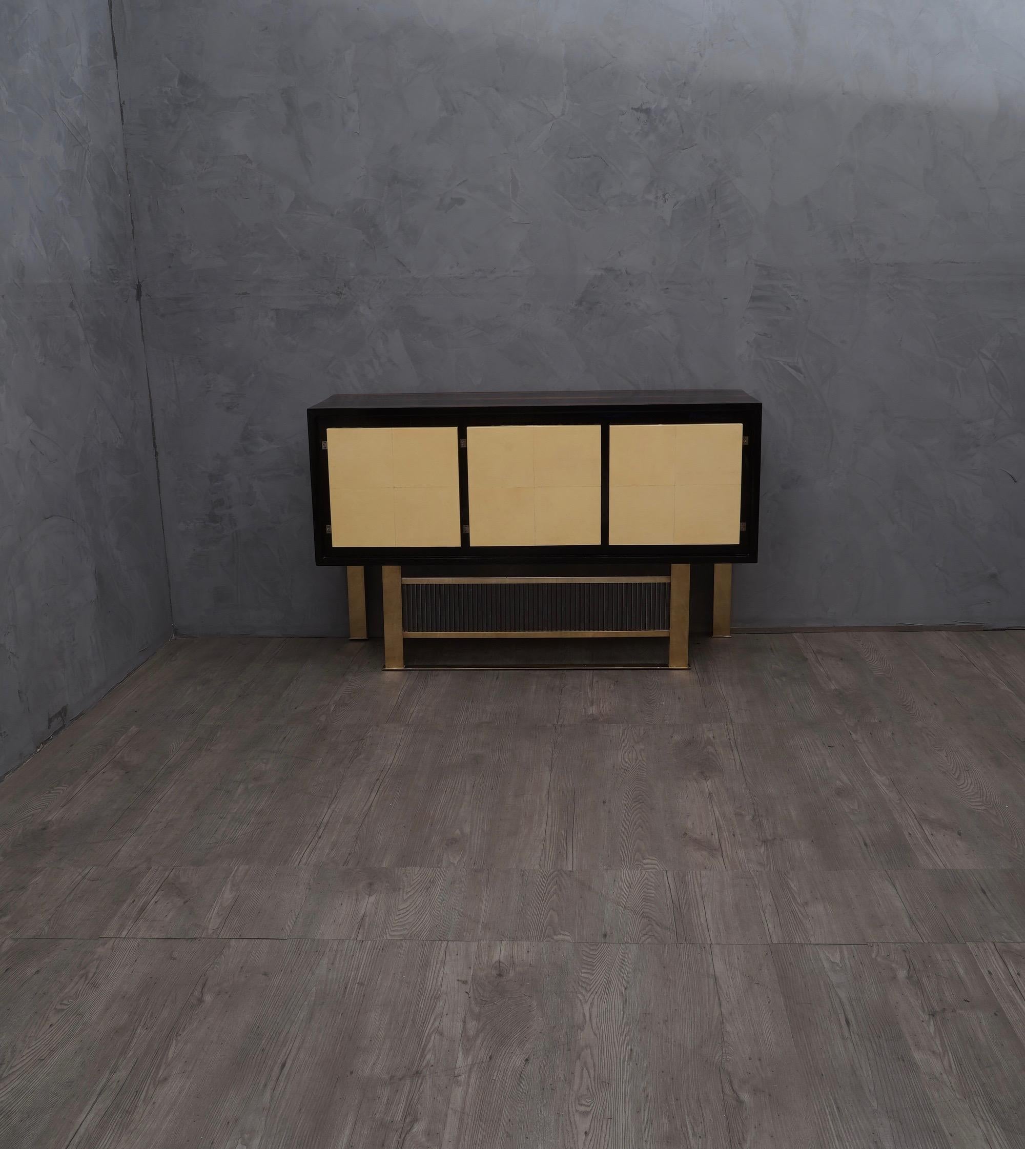 Precious materials stage an elegant sideboards of the middle of the century, in true Italian style of Paolo Buffa, Vittorio Dassi and Osvaldo Borsani.

All veneered in Walnut wood, with the door covered in goatskin. There are the three doors covered