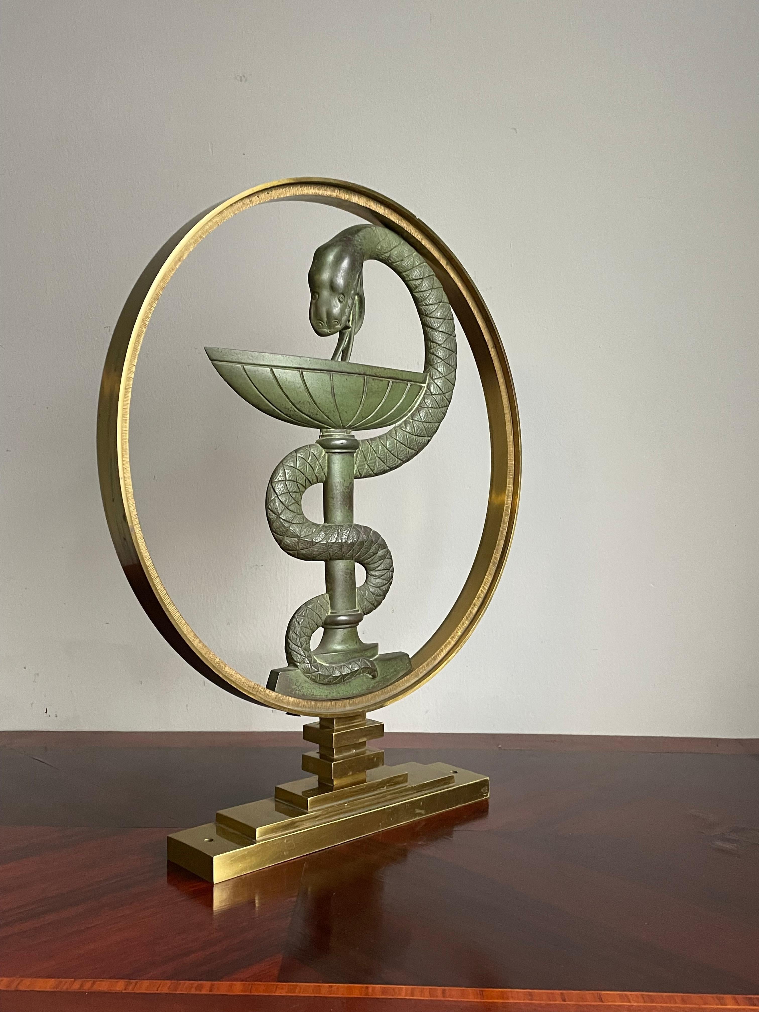 Schale im Art-Déco-Stil aus der Mitte des Jahrhunderts mit Hygeia-Symbol für Medizin / Pharmacy  (20. Jahrhundert) im Angebot
