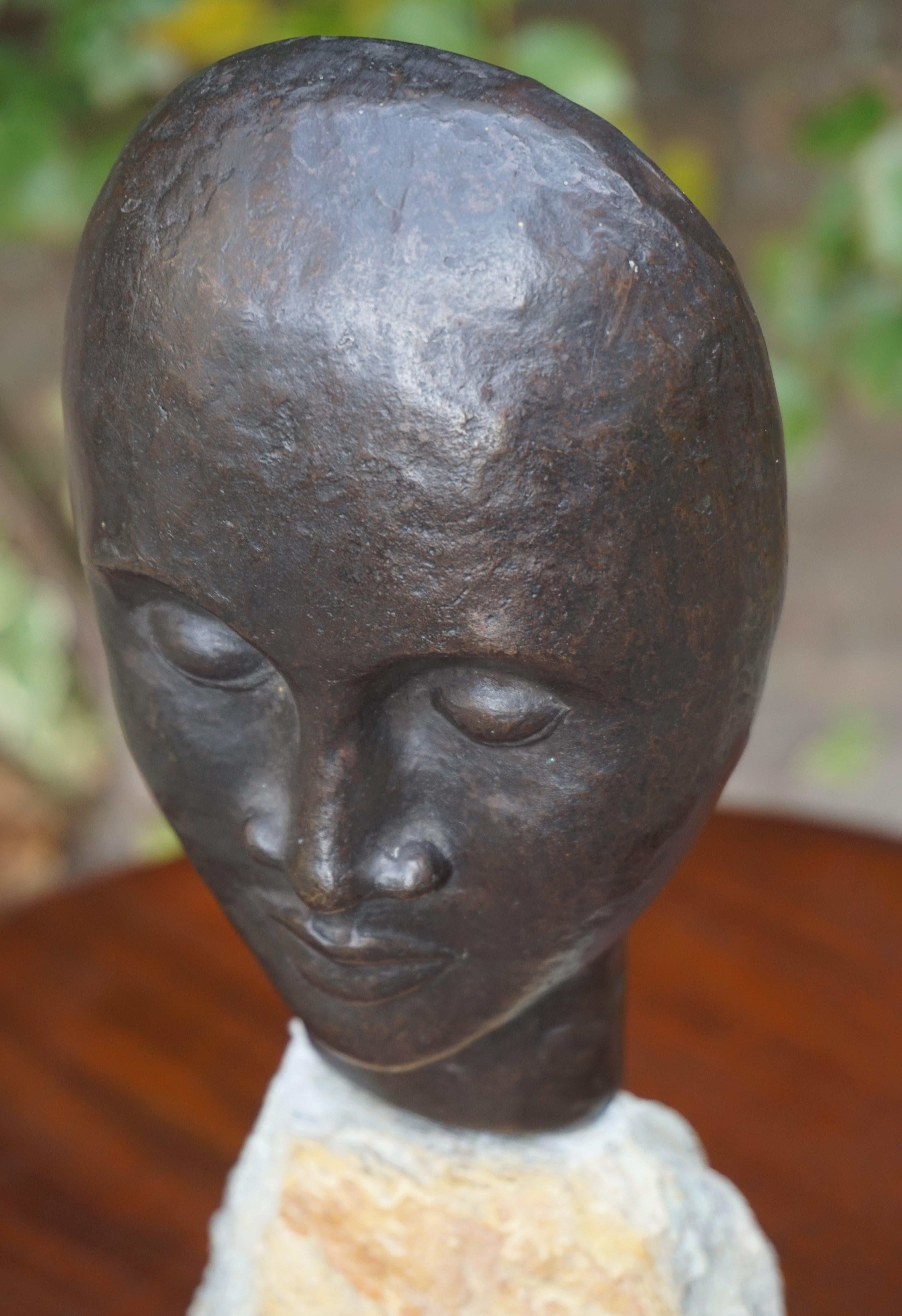 Sculpture en bronze d'un homme africain serein réalisée au milieu du siècle dernier sur un socle en pierre calcaire en vente 3