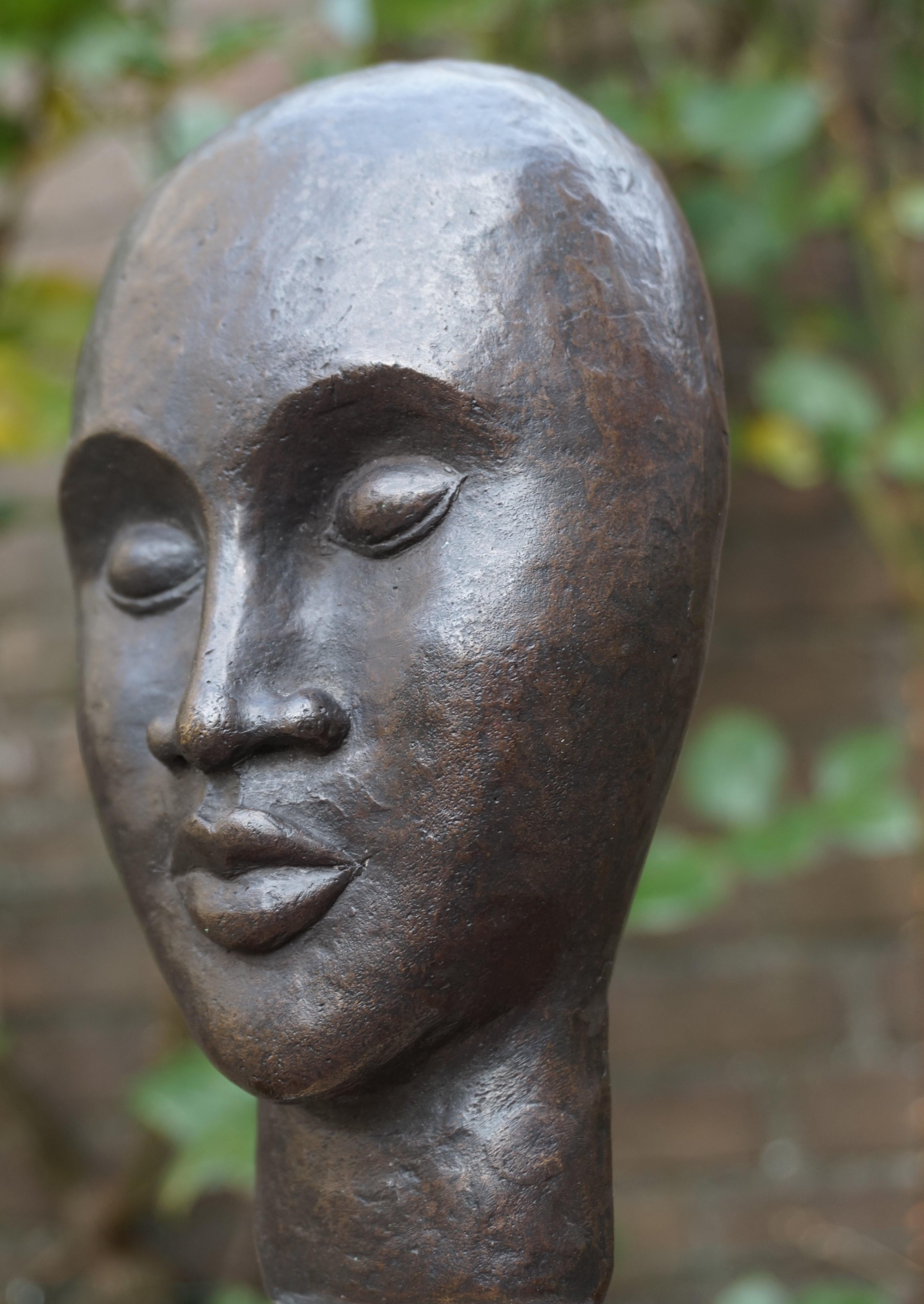 Sculpture en bronze d'un homme africain serein réalisée au milieu du siècle dernier sur un socle en pierre calcaire en vente 4