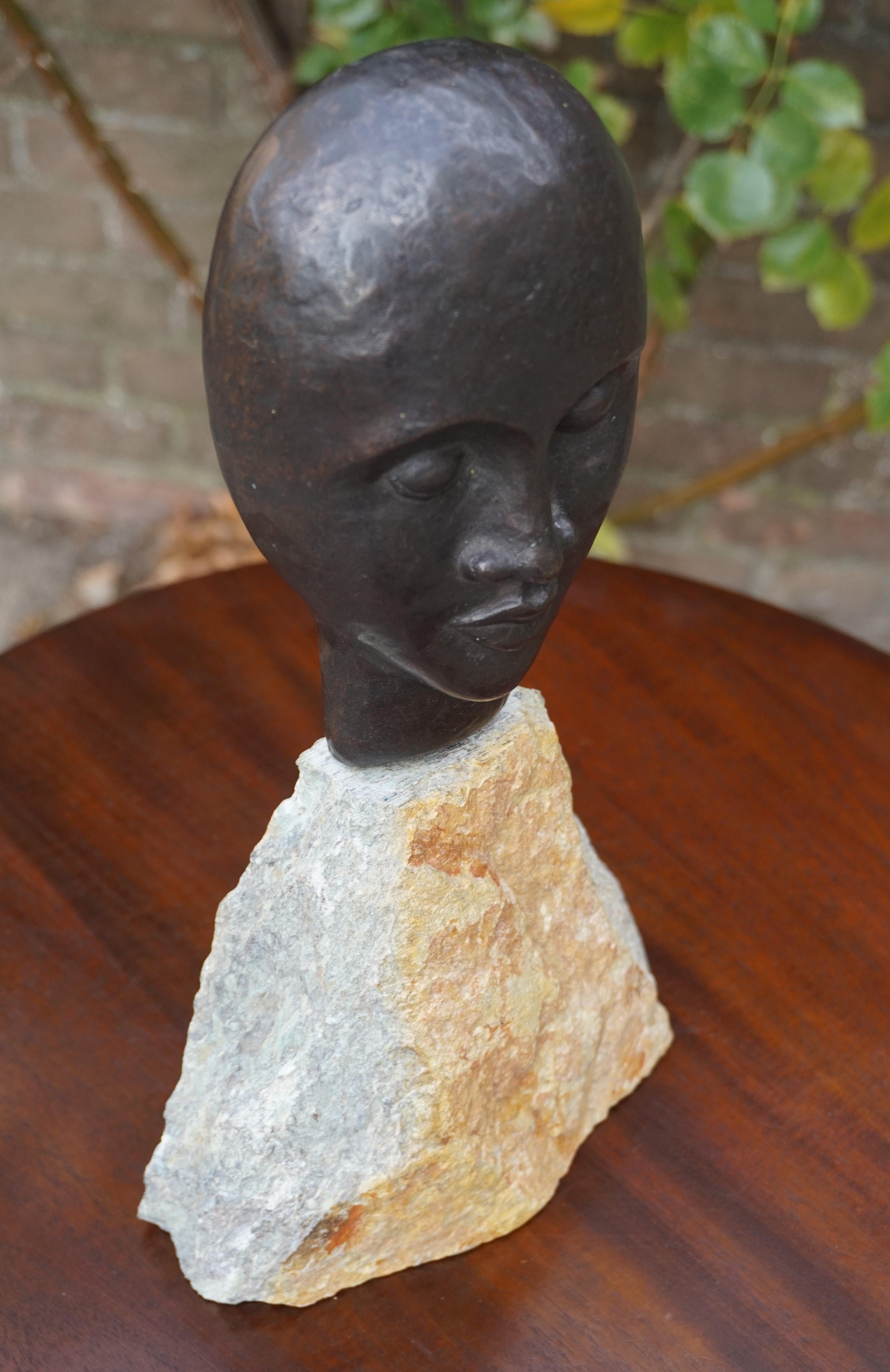 Sculpture en bronze d'un homme africain serein réalisée au milieu du siècle dernier sur un socle en pierre calcaire 6