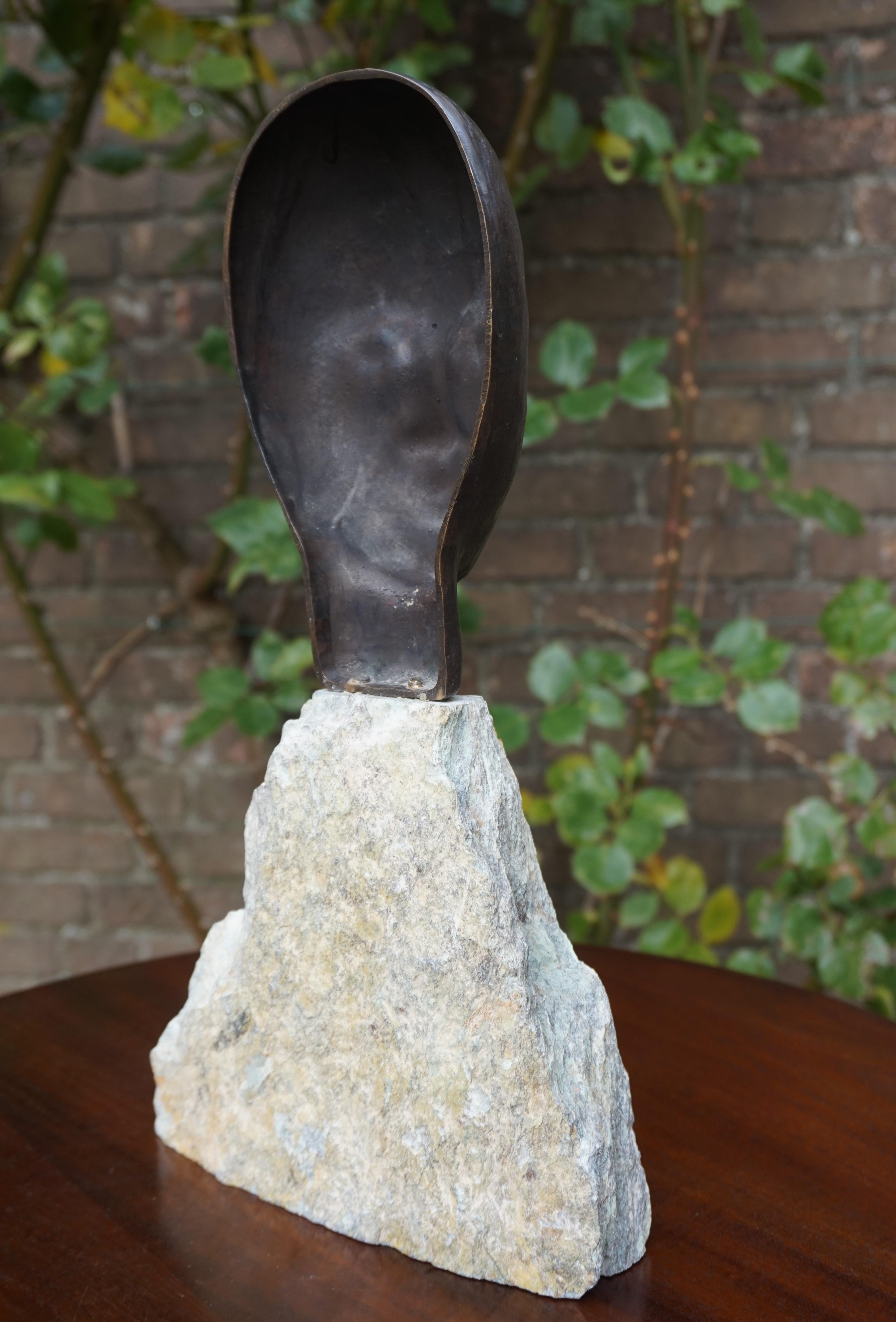 20ième siècle Sculpture en bronze d'un homme africain serein réalisée au milieu du siècle dernier sur un socle en pierre calcaire