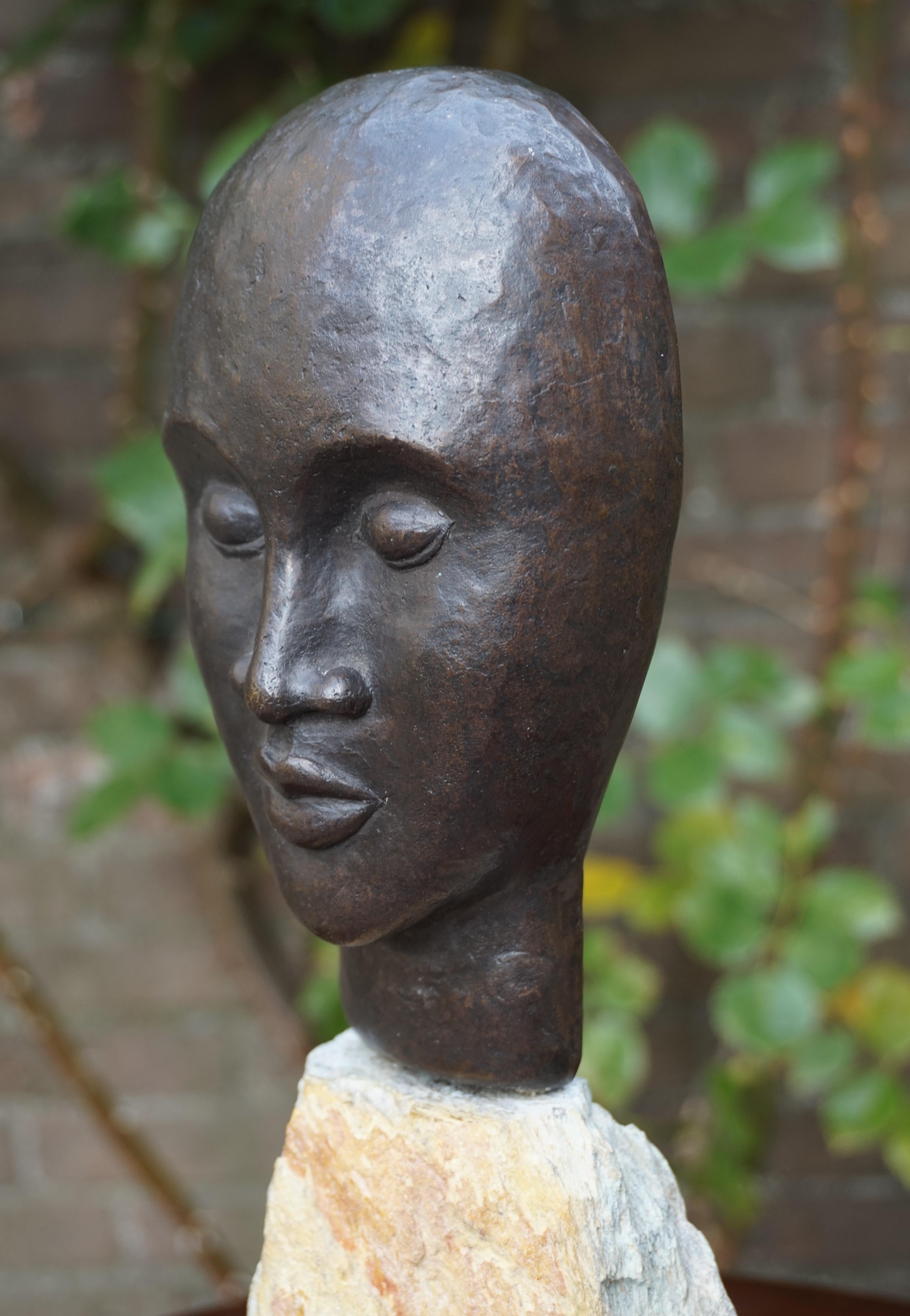 Sculpture en bronze d'un homme africain serein réalisée au milieu du siècle dernier sur un socle en pierre calcaire 1