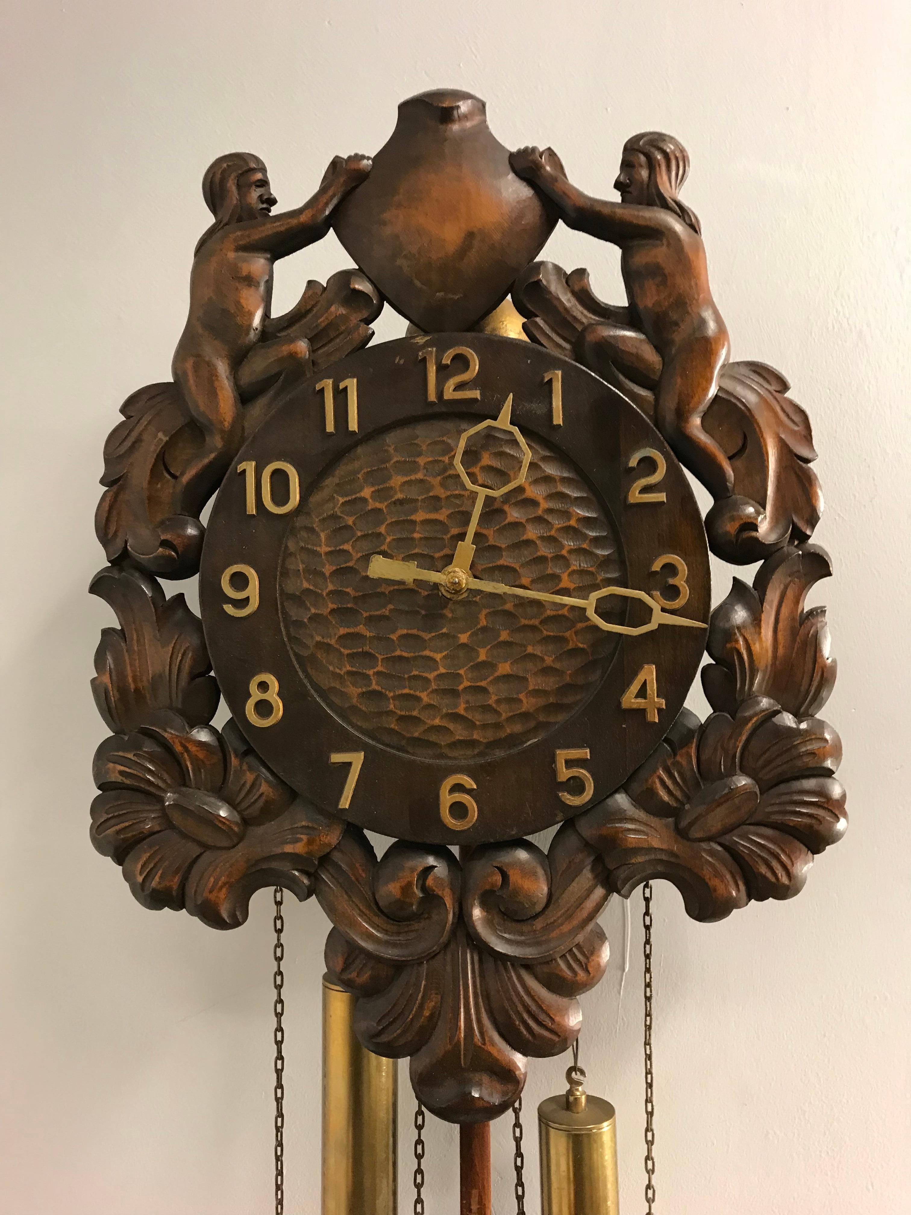 Horloge murale en bois, unique et de bon goût, avec façade sculpturale.

La magnifique façade de cette horloge murale de l'ère midcentury est entièrement sculptée à la main dans du bois massif. Il est difficile de le voir sur une photo, mais même la