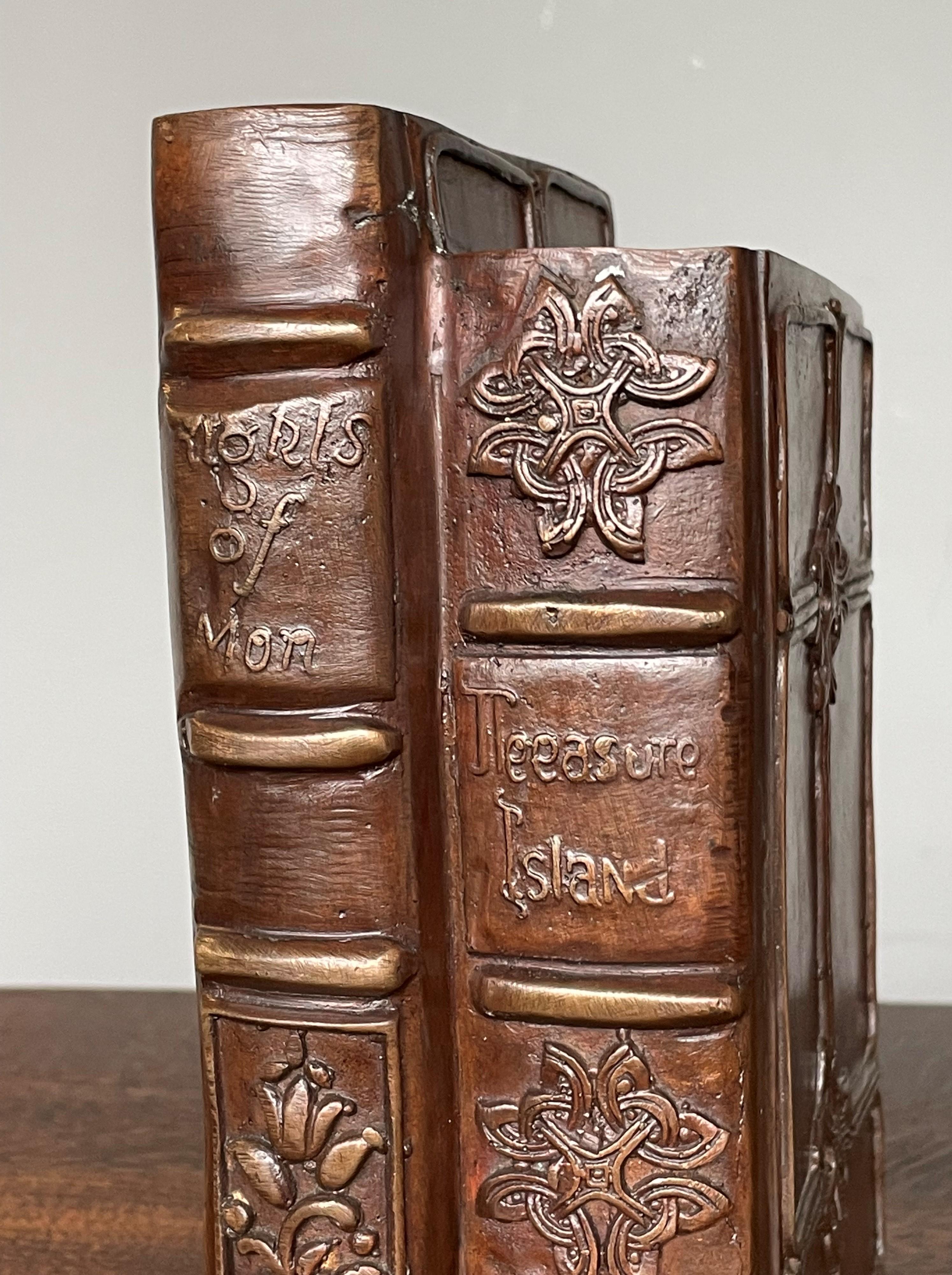 Mid-Century Made Heavy Bronze Classic Novel Book Shaped Bookends Treasure Island In Excellent Condition For Sale In Lisse, NL