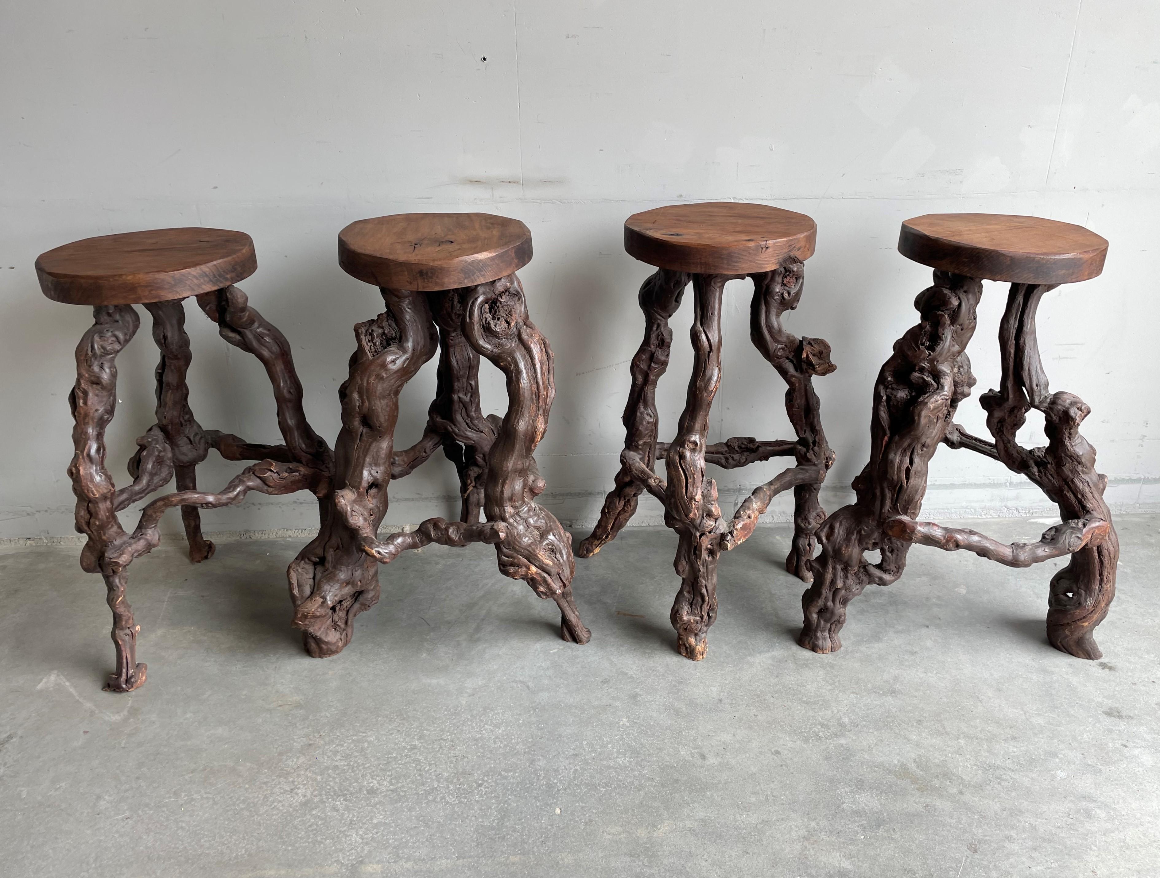 Ensemble de quatre tabourets en bois de vigne et bar à vin de hauteur idéale en vente 5