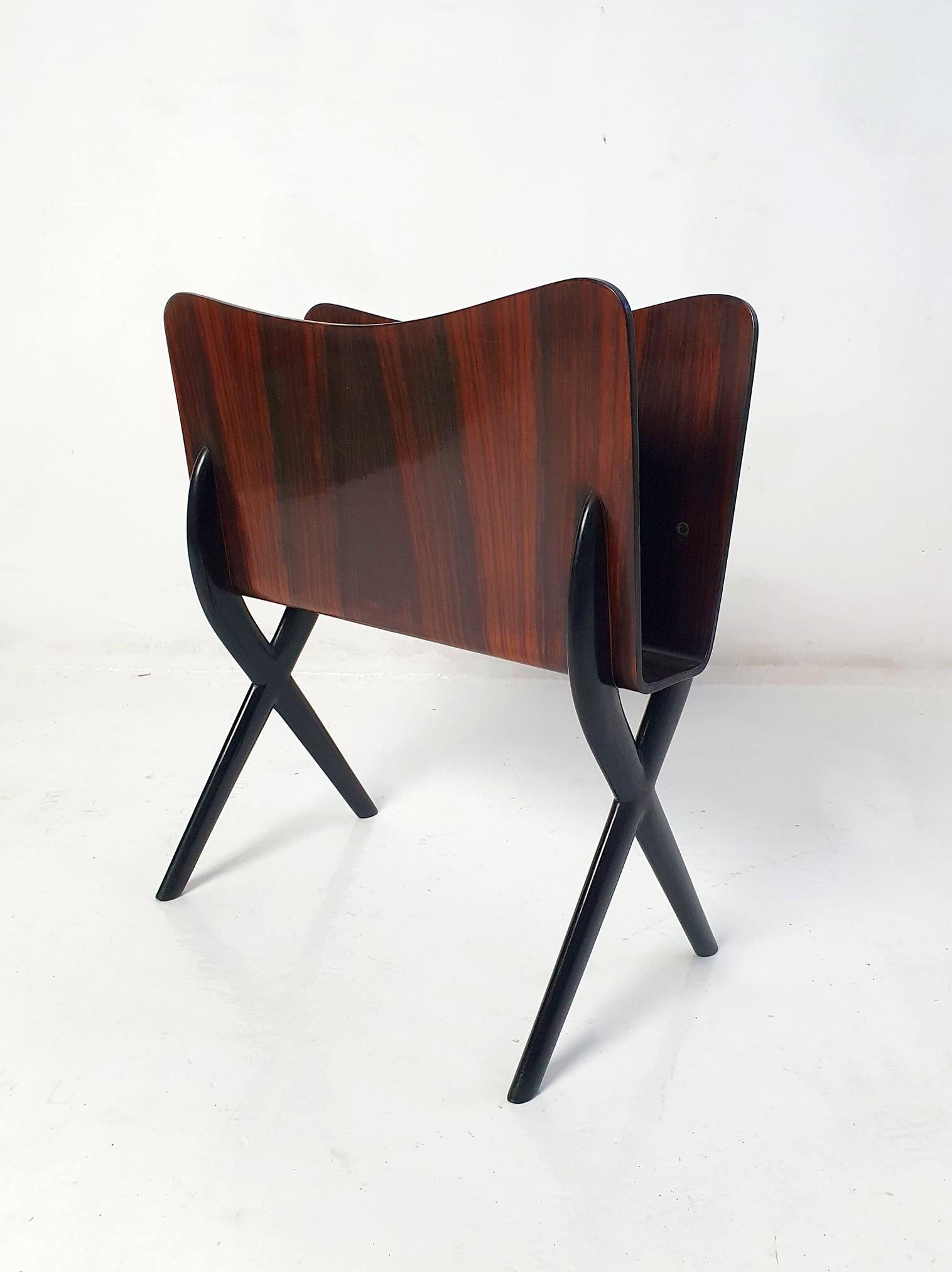 Introducing a professionally restored sleek and stylish midcentury magazine rack, reminiscent of the iconic designs by Ico Parisi. Produced in Italy during the vibrant 1950s, this walnut masterpiece exudes an undeniable cool factor. Its impeccable