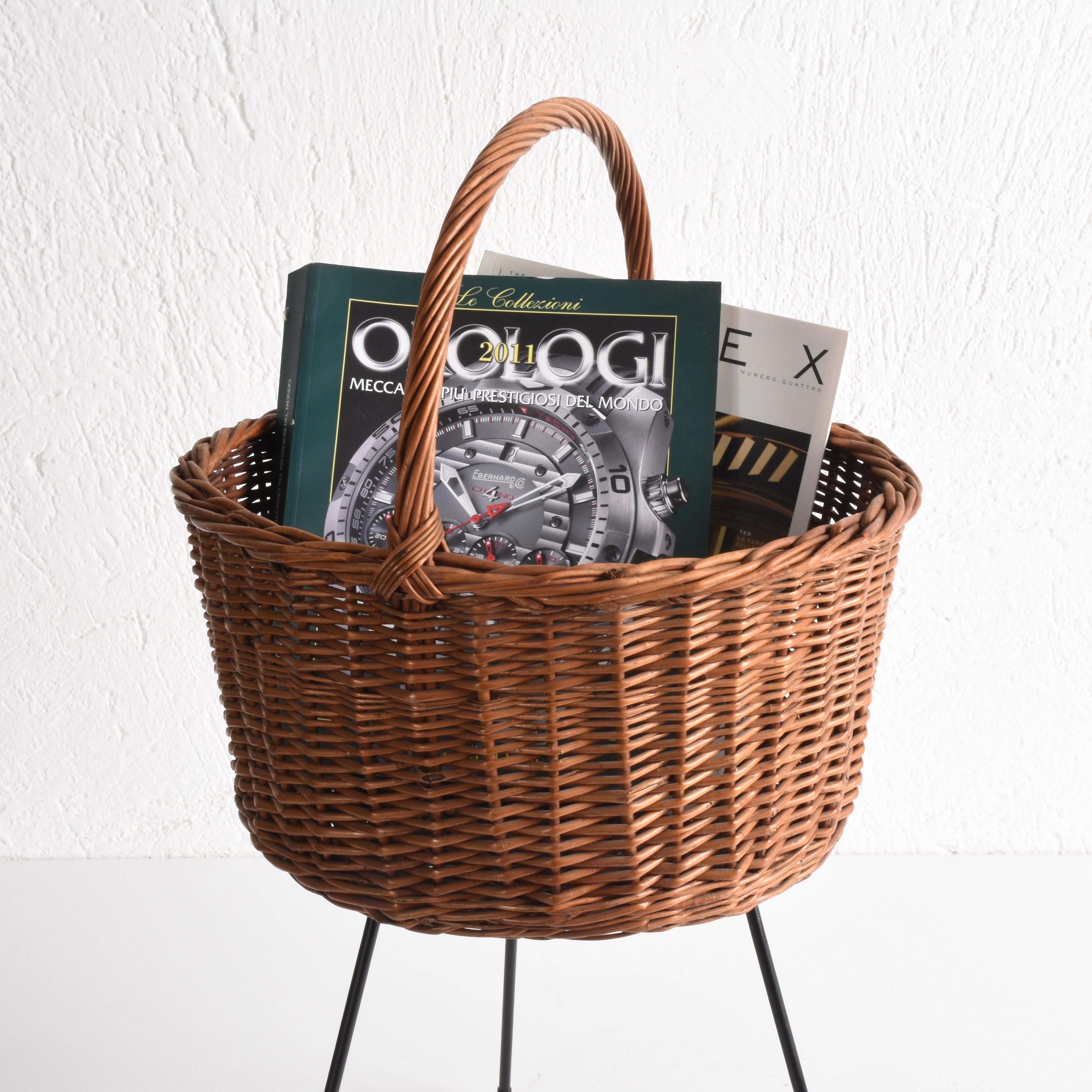 Midcentury Magazine Rack Italian Wicker Basket with Enameled Iron Base, 1950s In Good Condition For Sale In Roma, IT