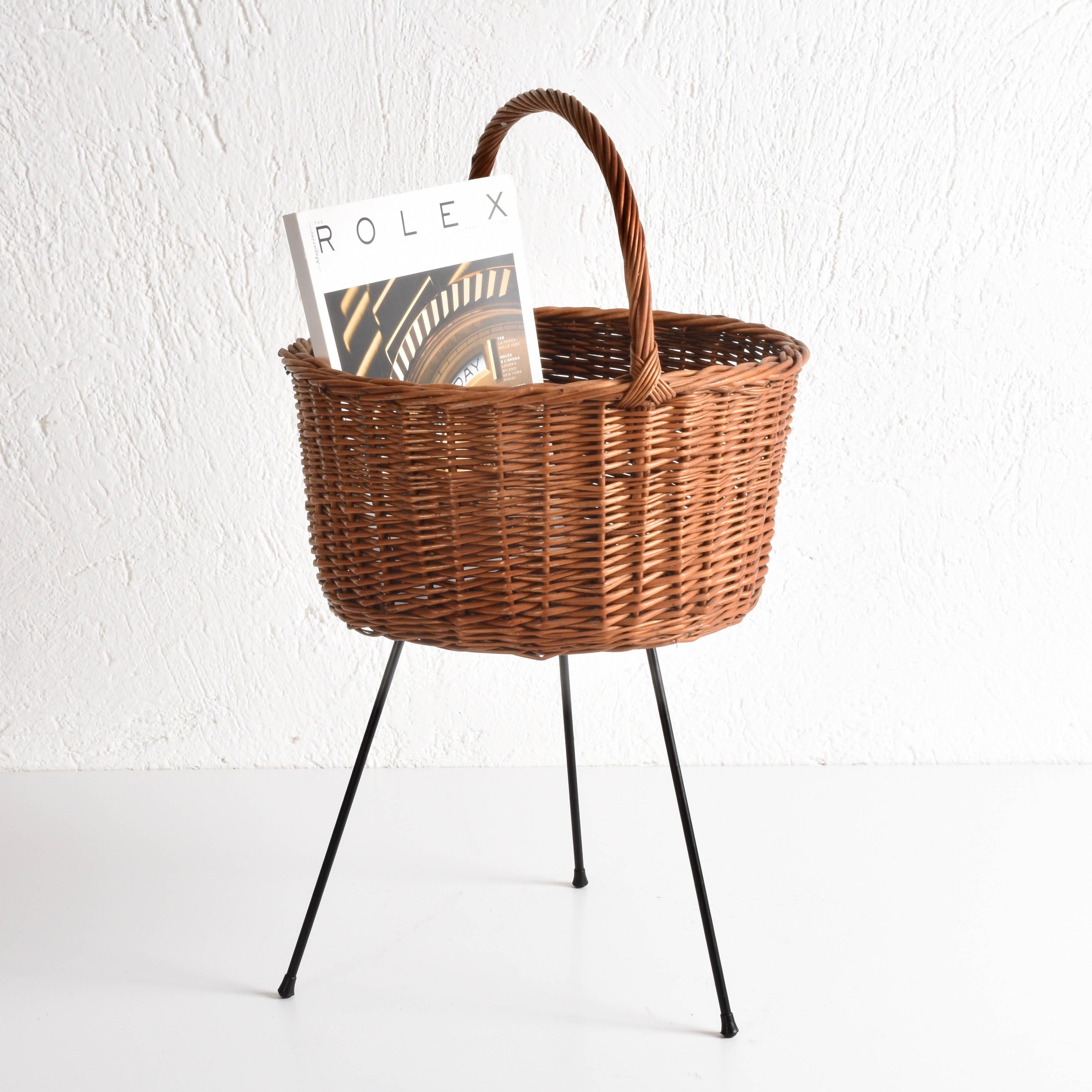 Midcentury Magazine Rack Italian Wicker Basket with Enameled Iron Base, 1950s For Sale 1