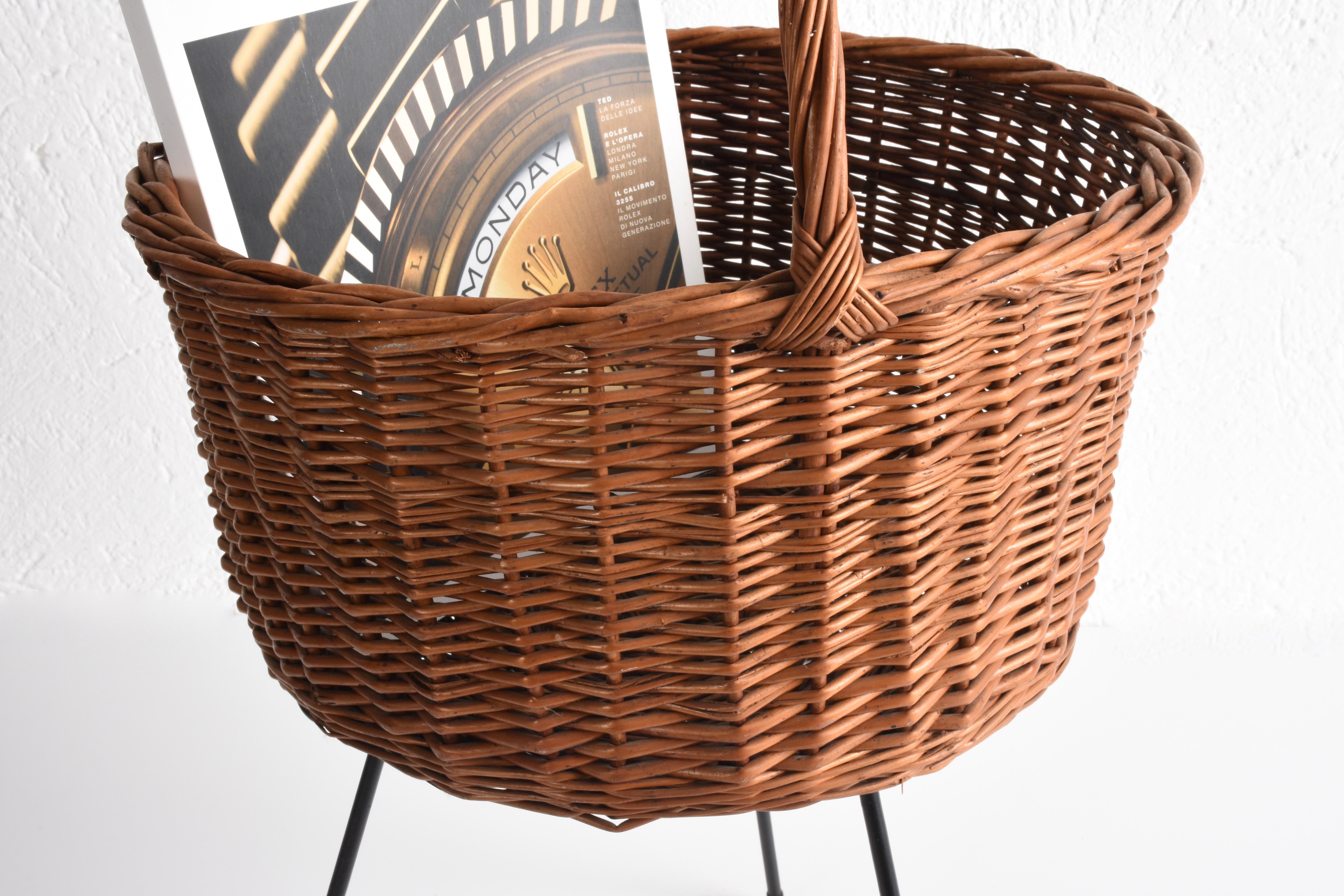 Midcentury Magazine Rack Italian Wicker Basket with Enameled Iron Base, 1950s For Sale 3