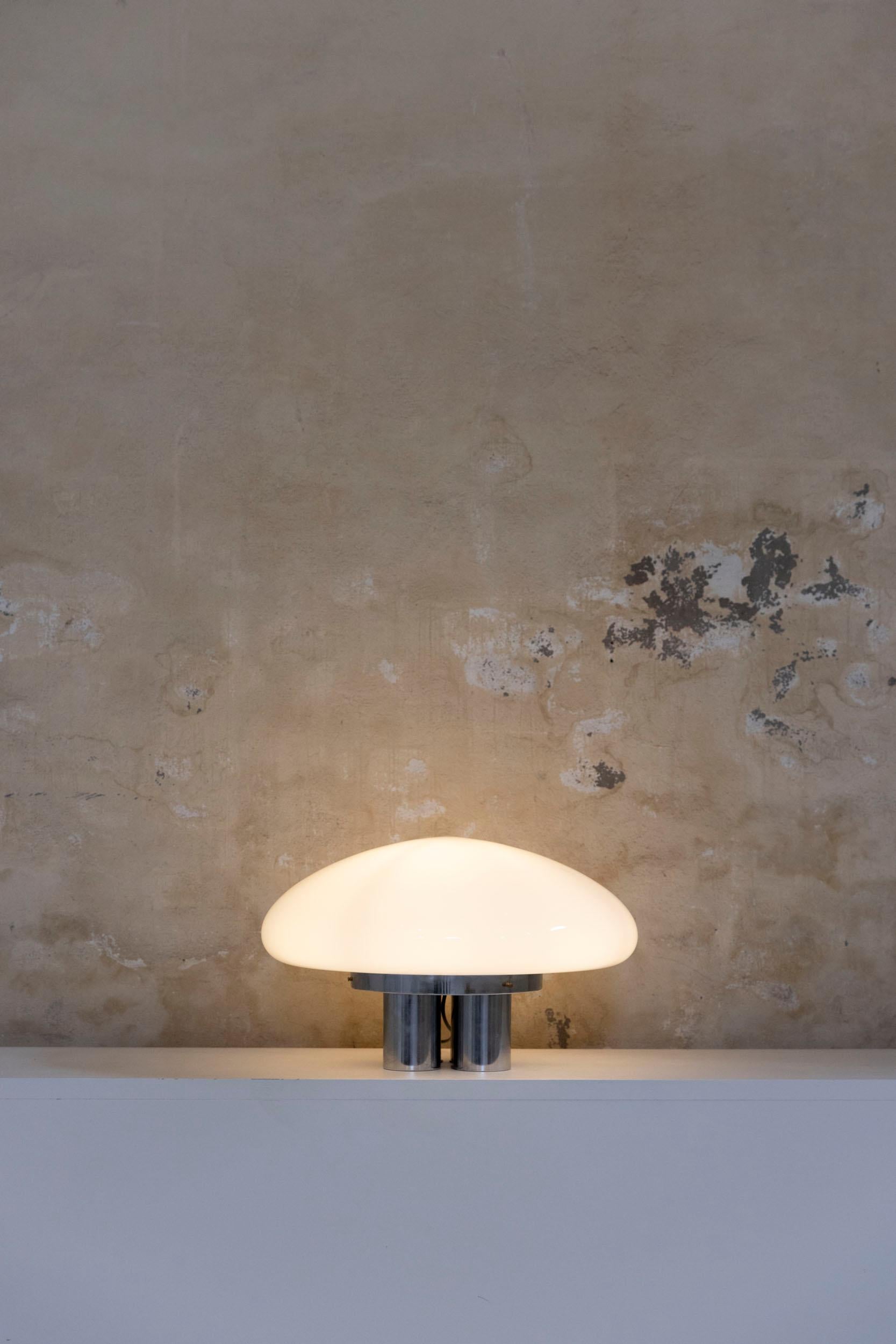 Lámpara de sobremesa Magnolia de mediados de siglo, de Sergio Mazza y Giuliana Gramigna para Quattrifolio.
Impresionante lámpara de sobremesa con estructura original de metal cromado y cristal opalino circular. 
Italia Años 70
Bibl. Repertorio del