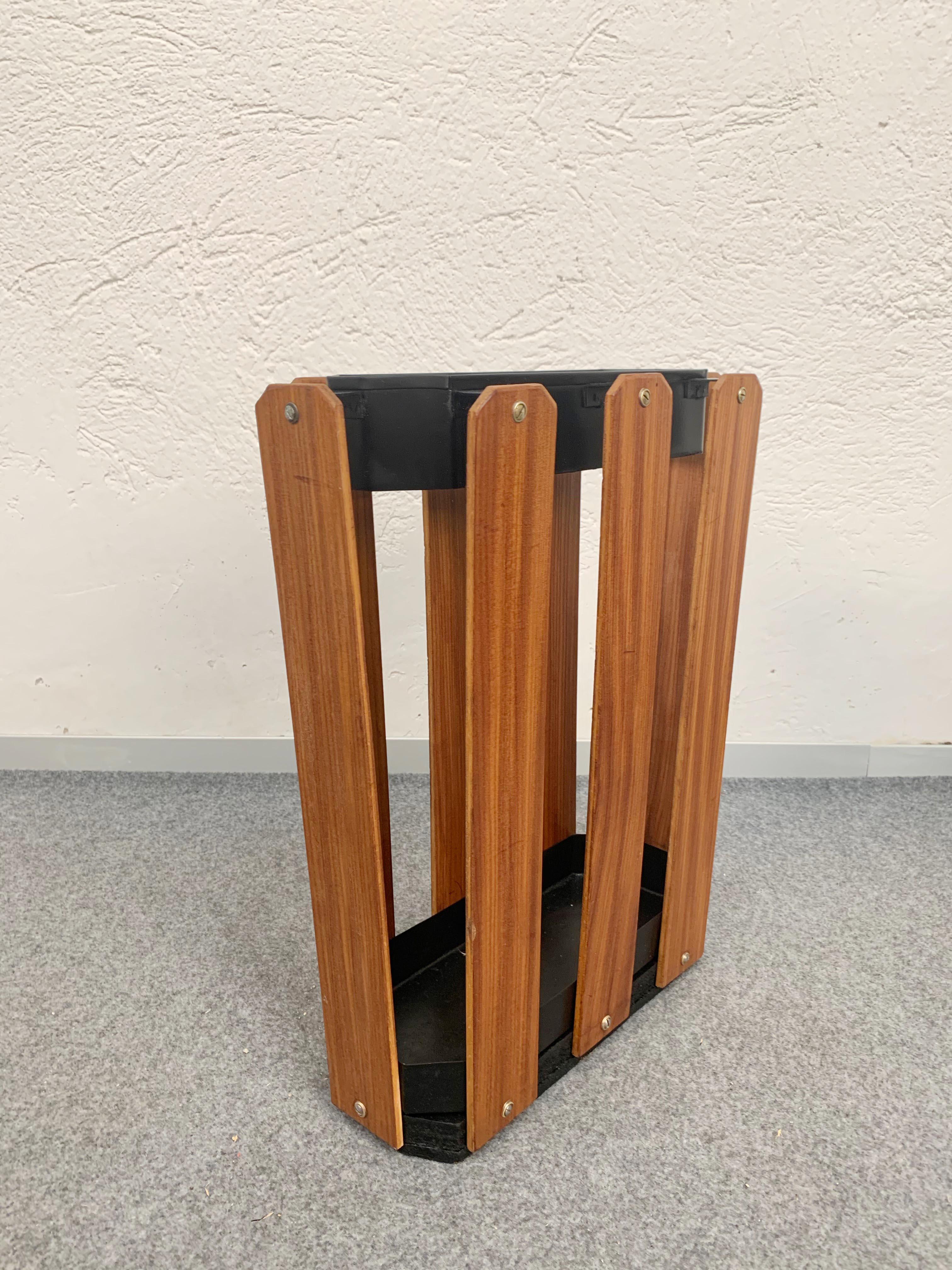 Midcentury Wood and Black Painted Metal Italian Umbrella Stand, 1970s In Good Condition In Roma, IT