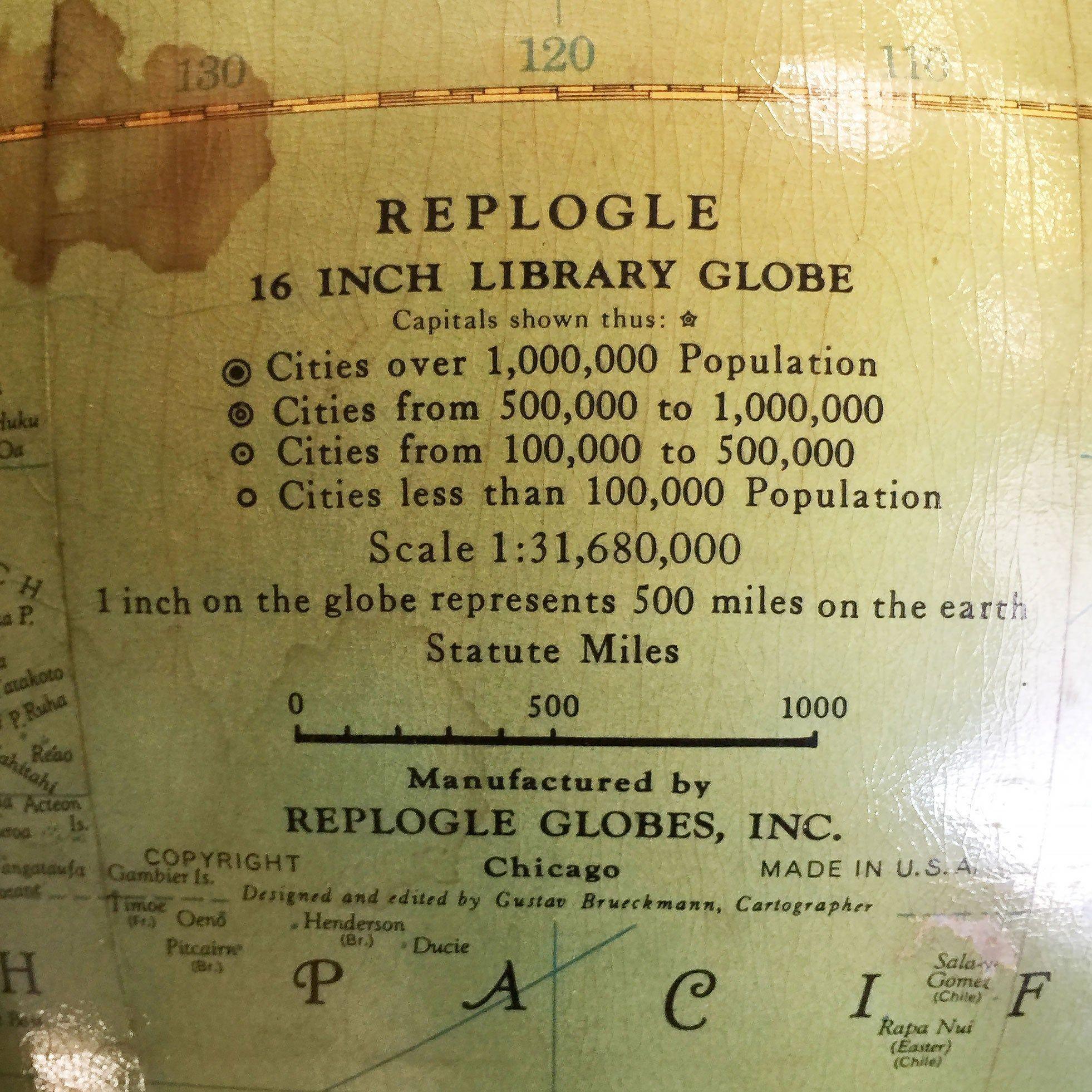 Globe terrestre en acajou du milieu du siècle par Replogle Globes en vente 3