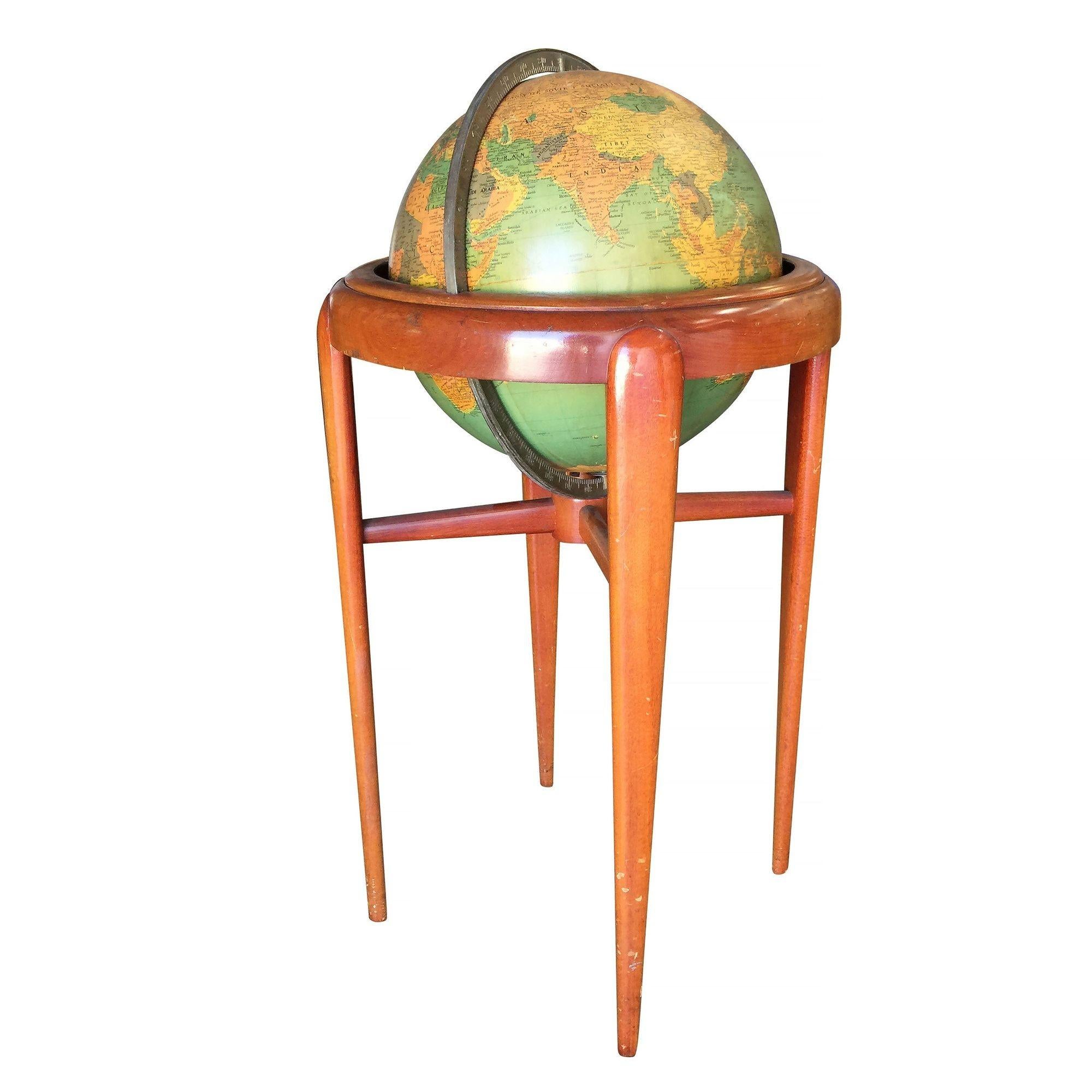 Mid-Century Modern Globe terrestre en acajou du milieu du siècle par Replogle Globes en vente