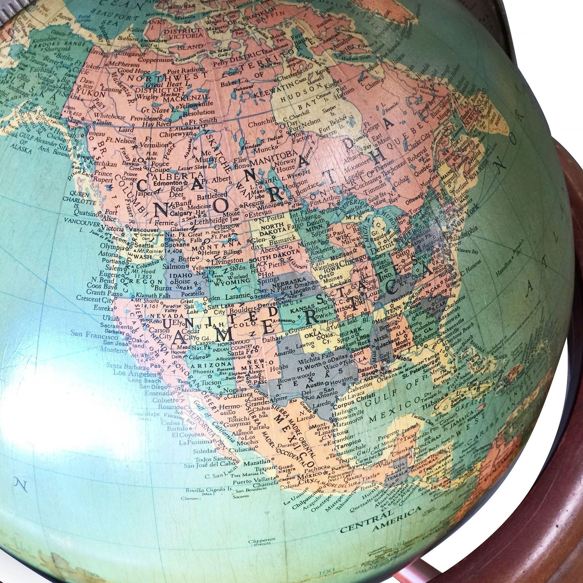 Globe terrestre en acajou du milieu du siècle par Replogle Globes Excellent état - En vente à Van Nuys, CA