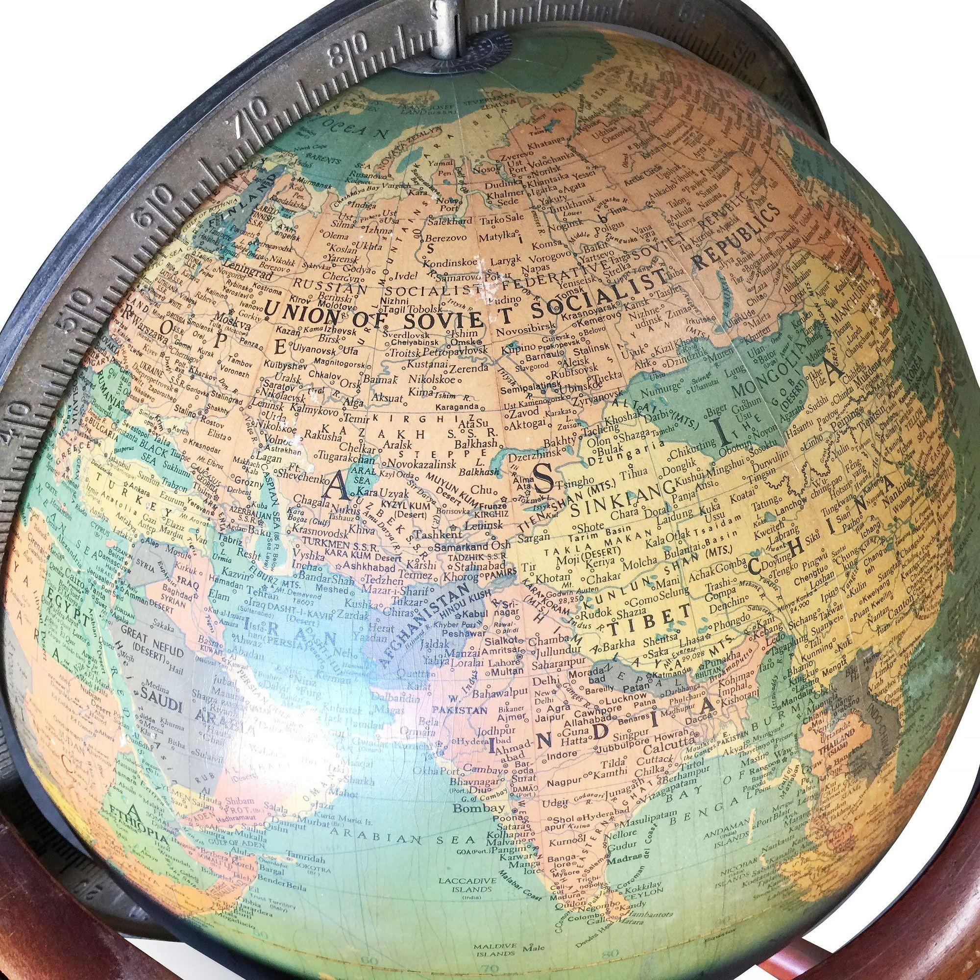 Milieu du XXe siècle Globe terrestre en acajou du milieu du siècle par Replogle Globes en vente