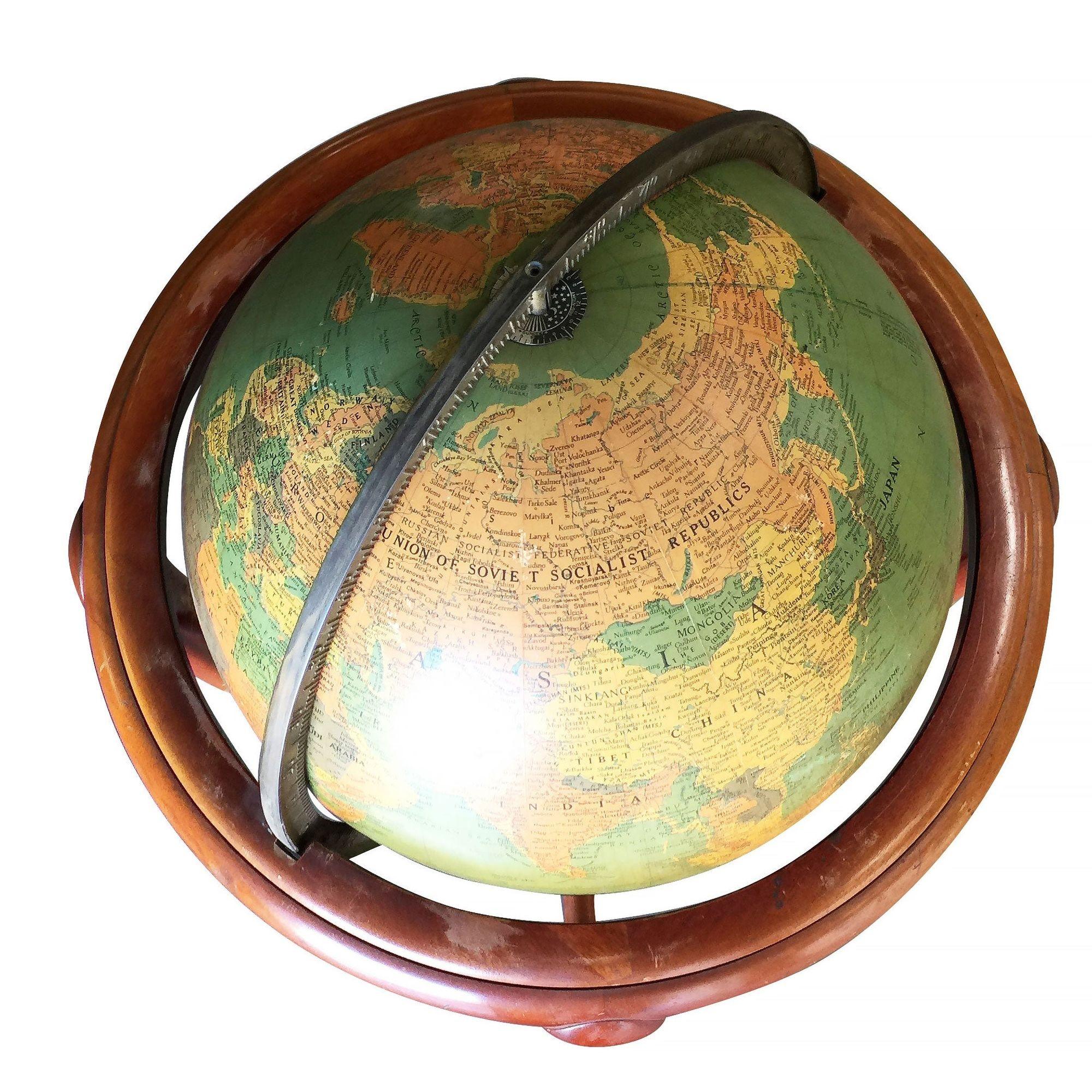 Milieu du XXe siècle Globe terrestre en acajou du milieu du siècle par Replogle Globes en vente