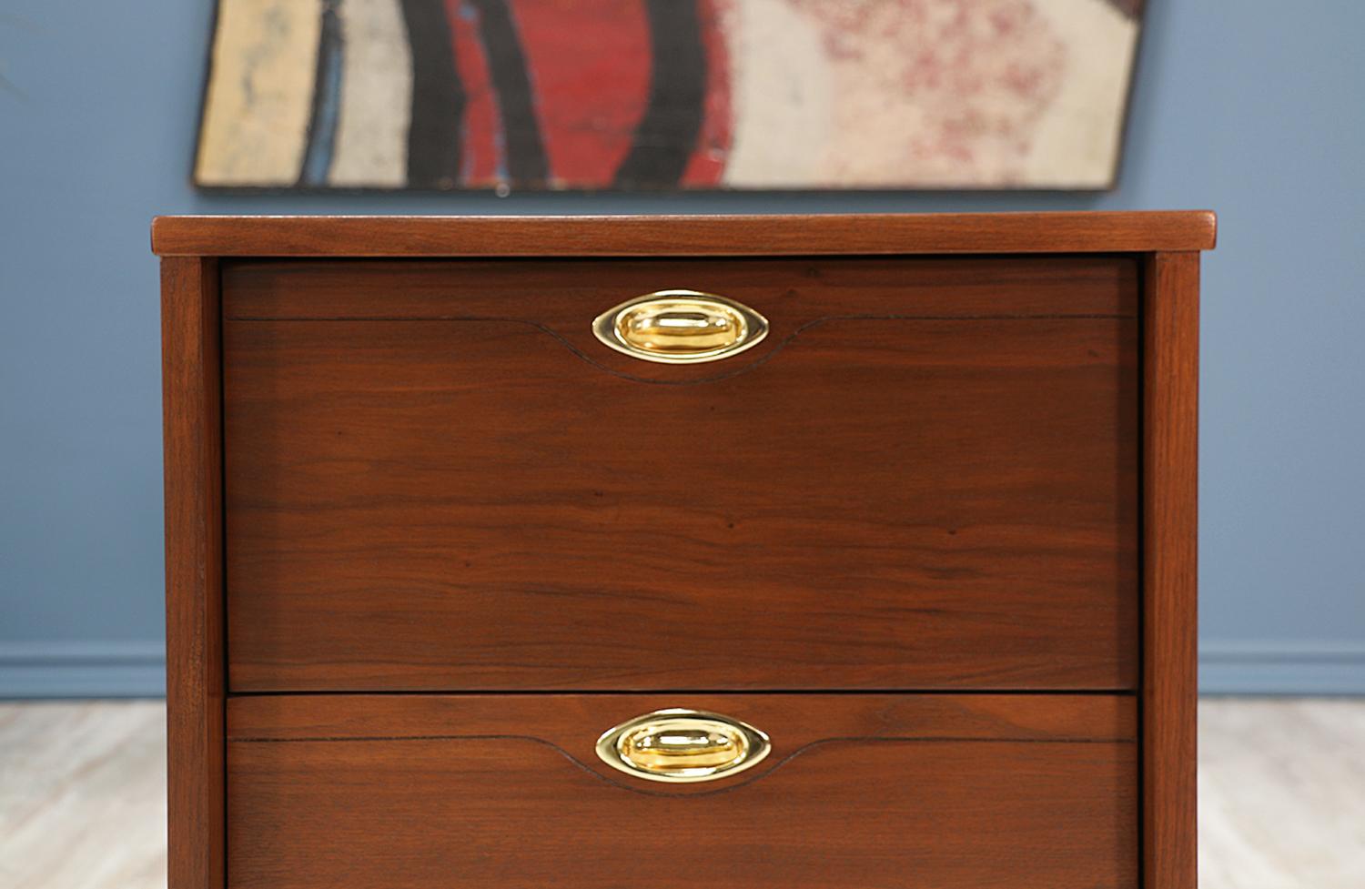 Midcentury “Mainline” Nightstands by Hooker In Excellent Condition In Los Angeles, CA