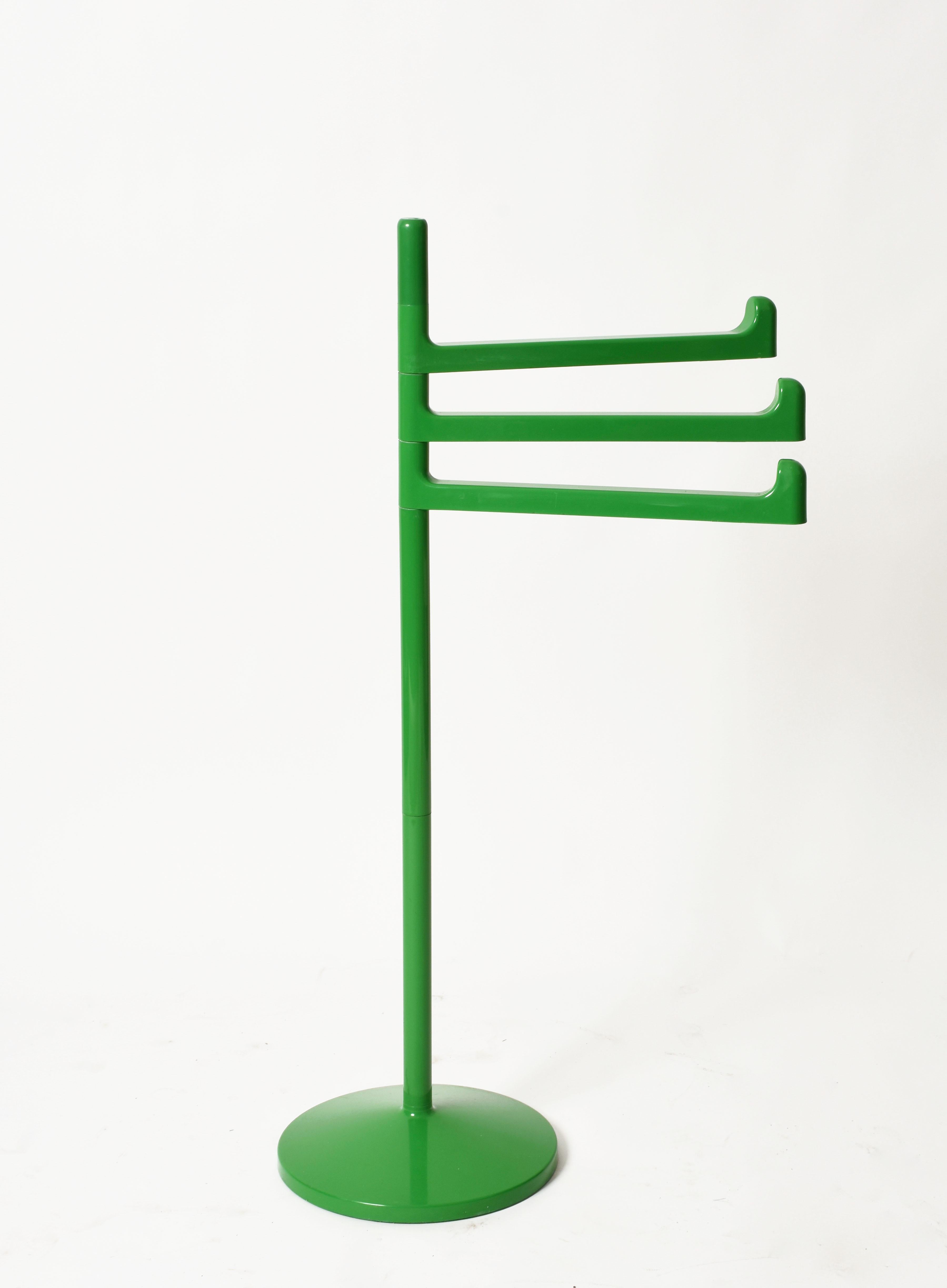 Magnificent midcentury green steel sculptural towel rack. This marvellous item was designed by Makio Hasuike, a Japanese designer with a studio in Italy since the mid-1970s.

This towel holder was designed in 1977. It is modern, minimalistic,