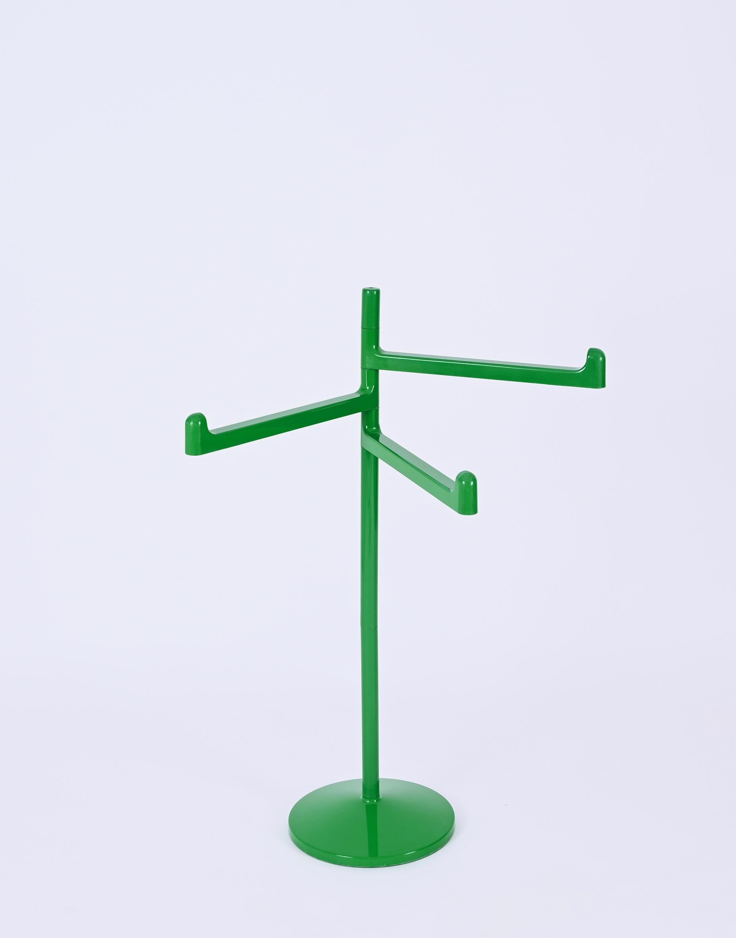 Lovely midcentury green towel rack designed by the famous Japanese designer Makio Hasuike for Gedy in Italy in the 1977. 

This gorgeous towel rack is made in a fantastic vibrant green abs plastic, the internal structure is made in steel. The rack