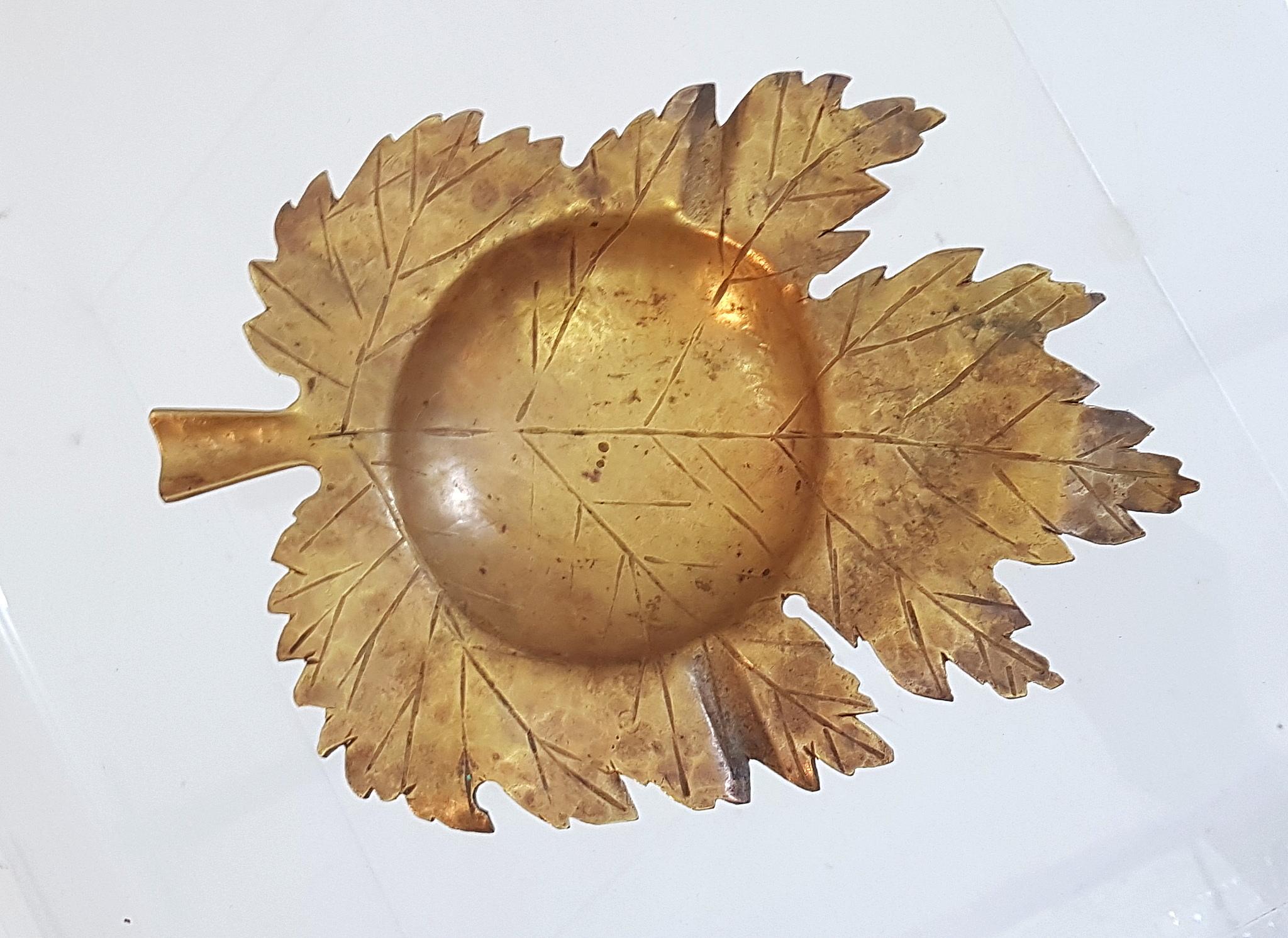 A handmade bronze tray for keys, nick-nacks or as ashtray, or simply because it’s beautiful.