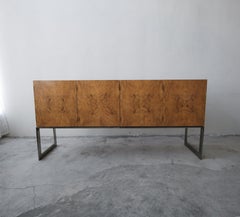 Credenza in radica d'acero e cromo del Medioevo di Milo Baughman