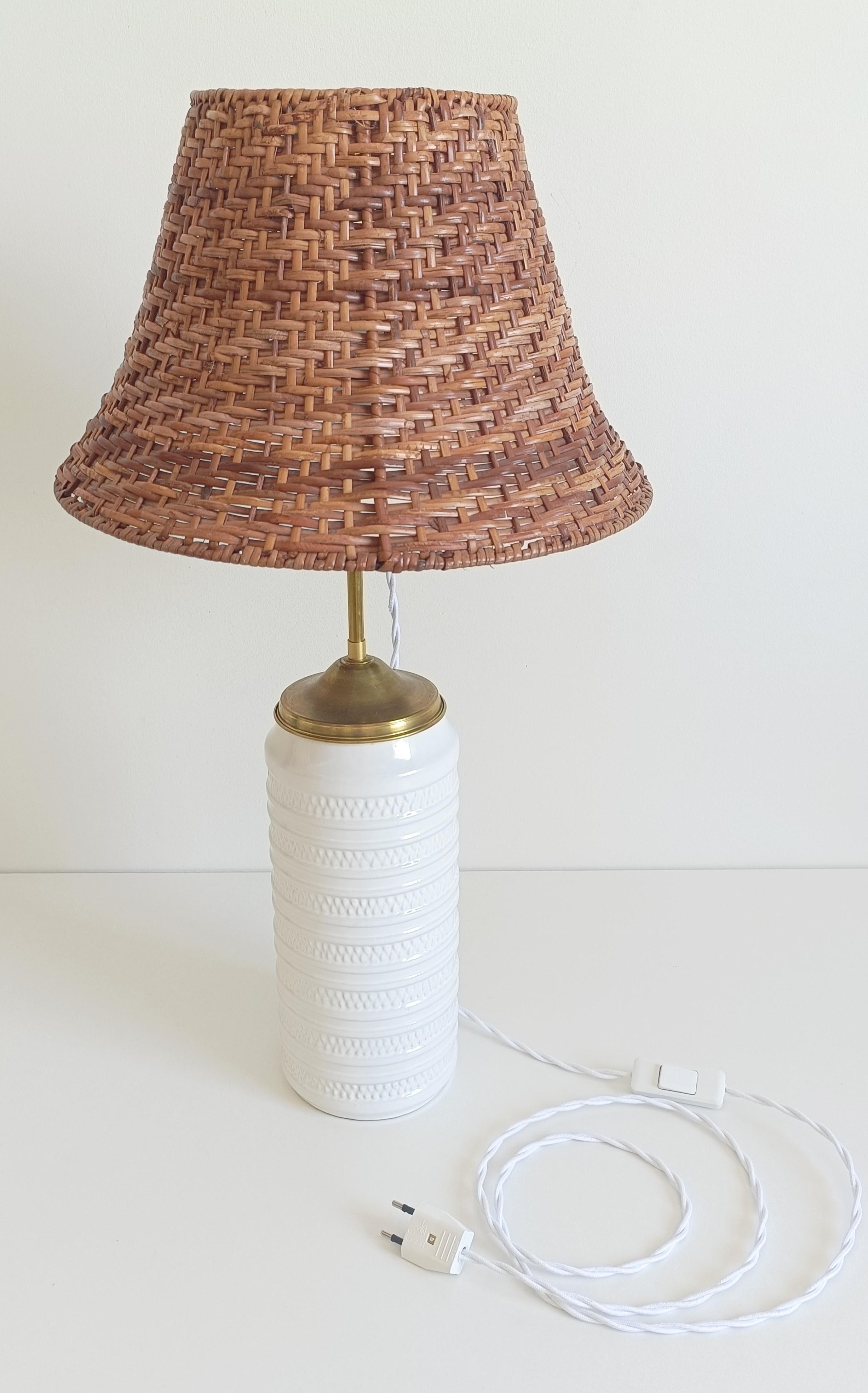 Mid-Century-Tischlampe aus weißer Keramik, Messing und Korbweide im Marbella-Stil, 1960er Jahre im Angebot 2