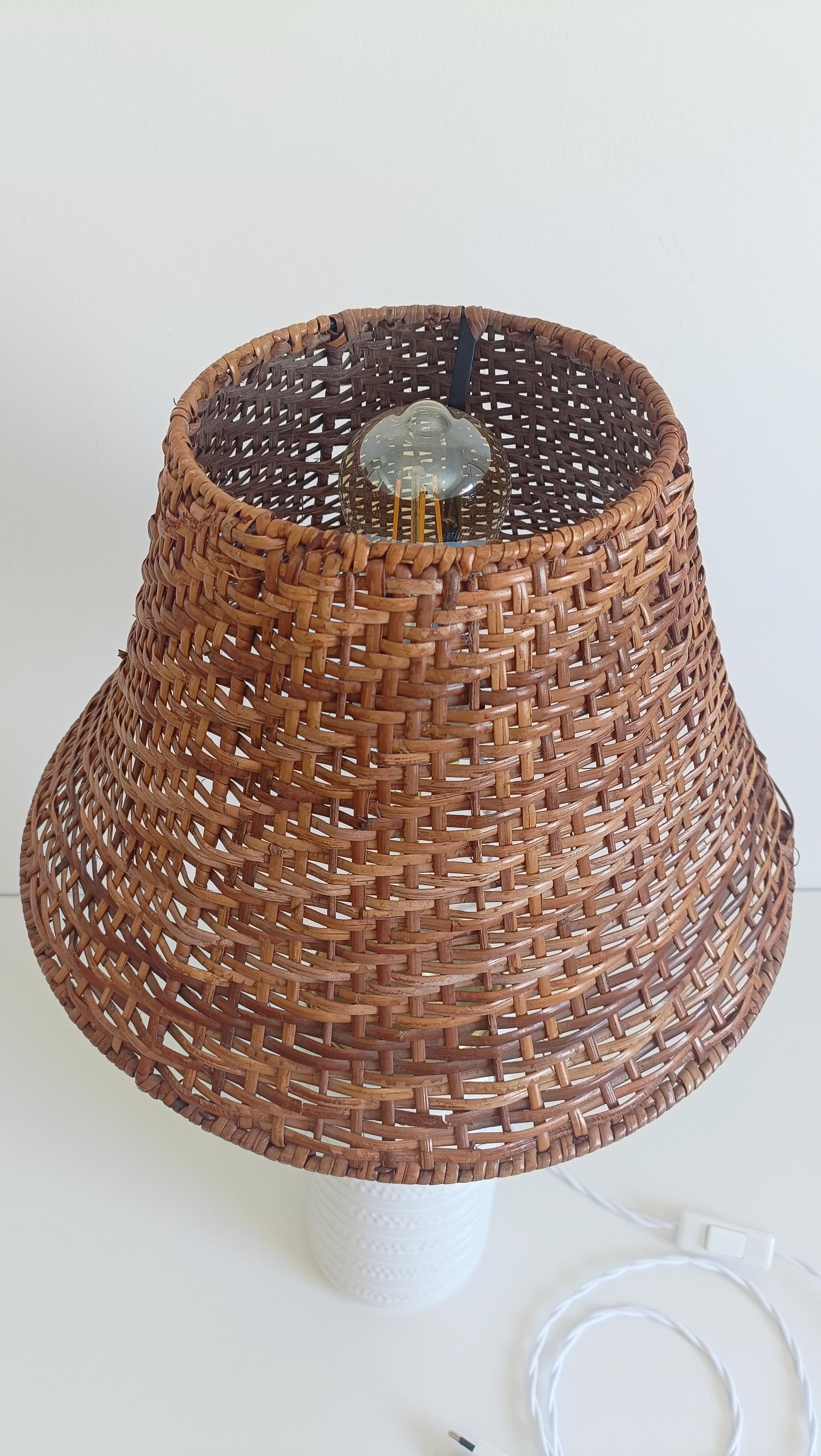Mid-Century-Tischlampe aus weißer Keramik, Messing und Korbweide im Marbella-Stil, 1960er Jahre im Angebot 3