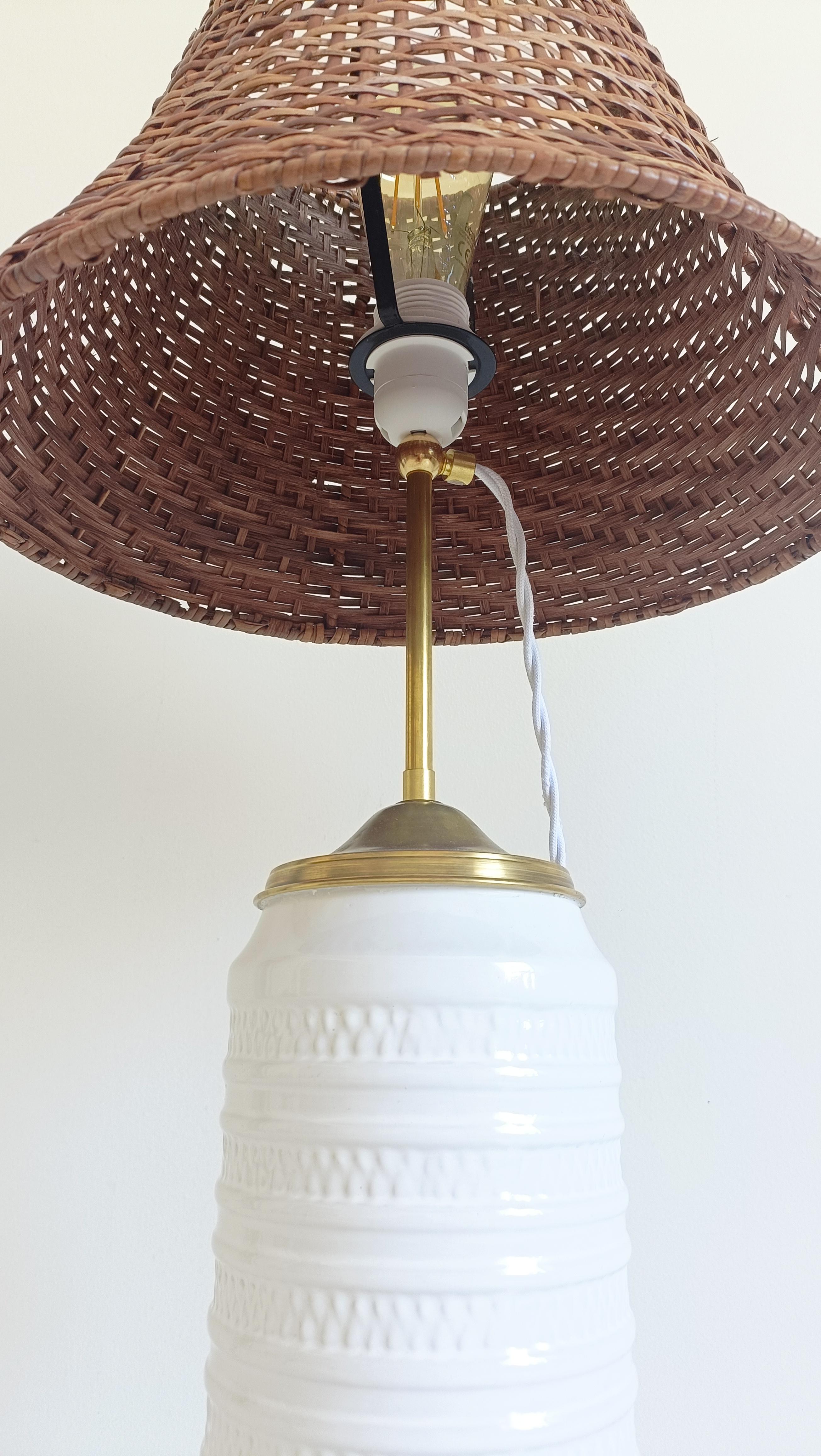 Mid-Century-Tischlampe aus weißer Keramik, Messing und Korbweide im Marbella-Stil, 1960er Jahre im Angebot 5